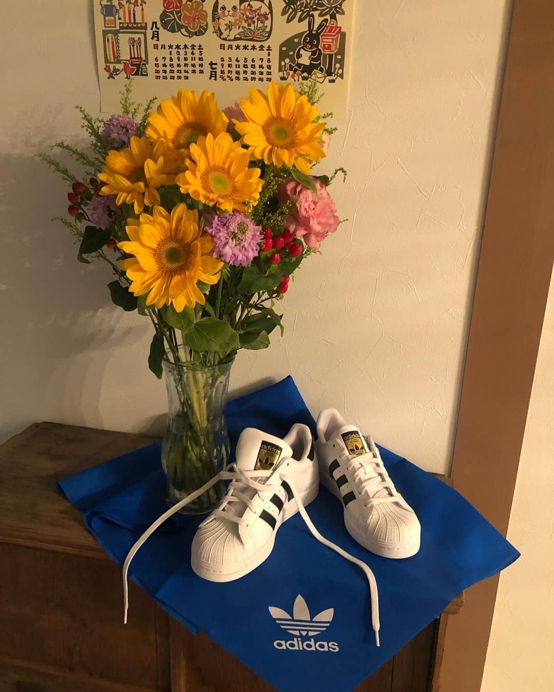 中西麻耶さんのインスタグラム写真 - (中西麻耶Instagram)「今日はお江戸へ。  adidasさんに世界選手権出場決定祝いにとってもビタミン可愛いお花を頂きました♪もう向日葵が似合うお天気になってきましたね🌻  カナダメープルギターと何だかホッコリします。  ありがとうございました😊  @adidastokyo」5月24日 23時51分 - mayanakanishi