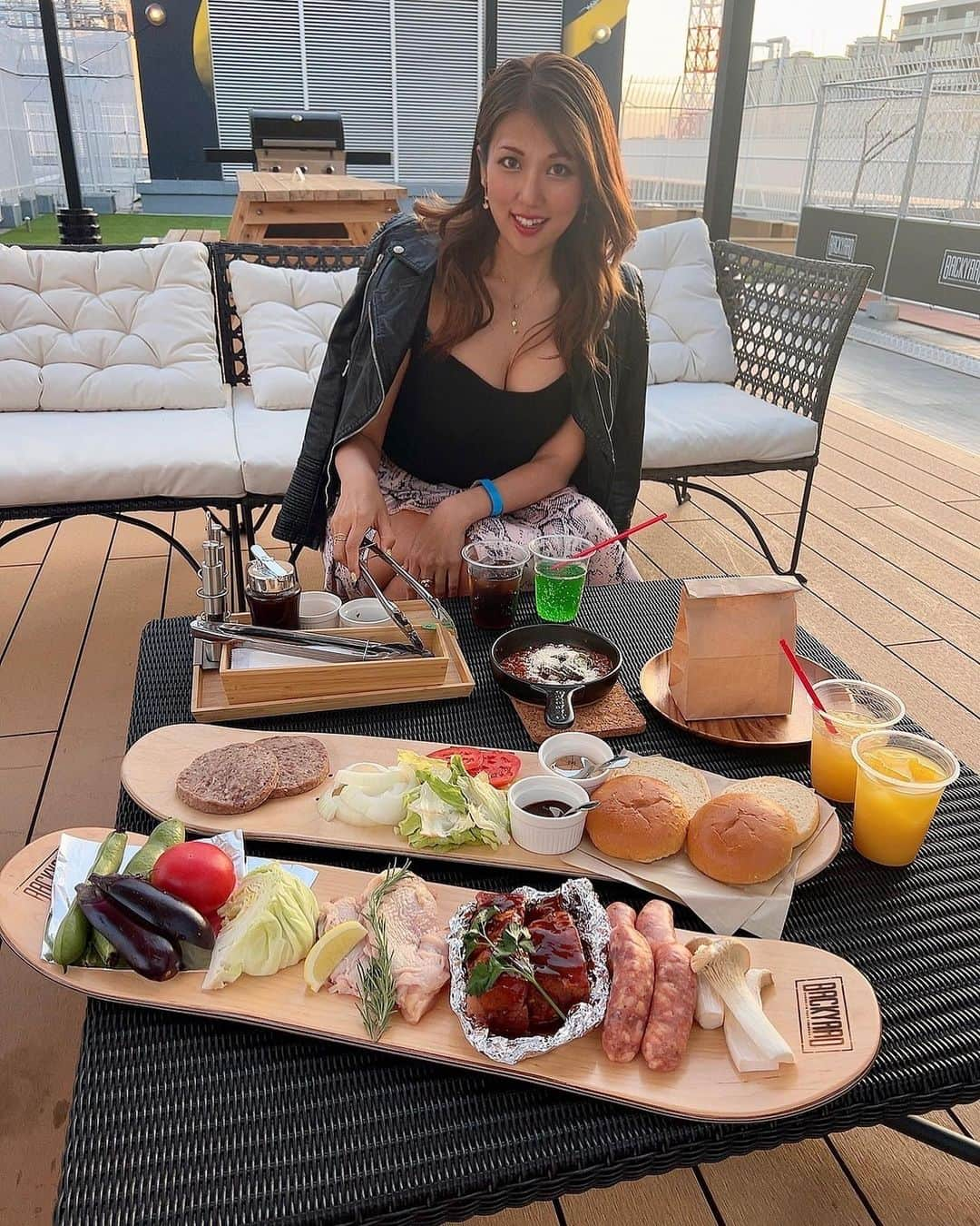 神谷麻美さんのインスタグラム写真 - (神谷麻美Instagram)「#backyard で#BBQ したよっ🥰💖✨️  BACK YARDプラン ➕クラフトハンバーガー 食べたよ❤️🍖✨️  おいしかったぁ💖🥰💖🍔🌈💖✨️  #ハンバーガー も焼いて作ったの💖😘🍔💖✨️  #ソーセージ  美味しいっ❤️✨️ 楽しかったぁ💖🍖🔥✨️  屋上の開放的な空間で、可愛いアートがいっぱいあるよ🥰❤️🖼✨️ QUEEN とかの音楽流れてて良かった❤️🎶  PR @backyard_yokohama #bbqparty #backyard_yokohama #横浜グルメ #横浜ビアガーデン #横浜bbq #swagroof」5月24日 23時52分 - asamice428