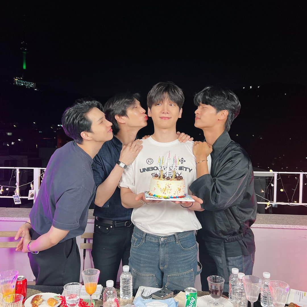 VIXXさんのインスタグラム写真 - (VIXXInstagram)「- [VIXX 11th Anniversary]  0524 오늘 하루 소중한 시간을 내어준 별빛 모두 고맙고 사랑합니다💙💛  11주년 축하해 빅스🌟  #빅스 #VIXX #HAPPYVIXXDAY #VIXX11thAnniversary」5月24日 23時53分 - vixx_stargram