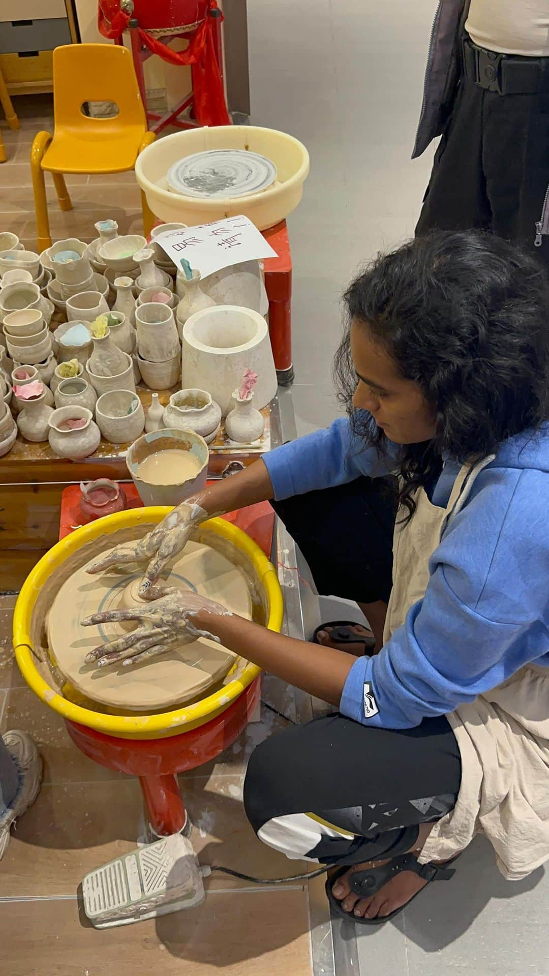 シンドゥ・プサルラのインスタグラム：「Life is just like potter’s clay it gets shaped by our own hands 🙌  #potterylessons #firsttimepottery #loveforpottery #claylove」