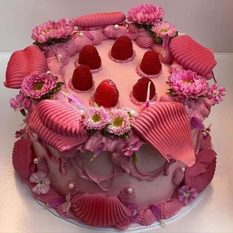 ベッツィジョンソンのインスタグラム：「It's time to indulge babes...who wants a slice?」