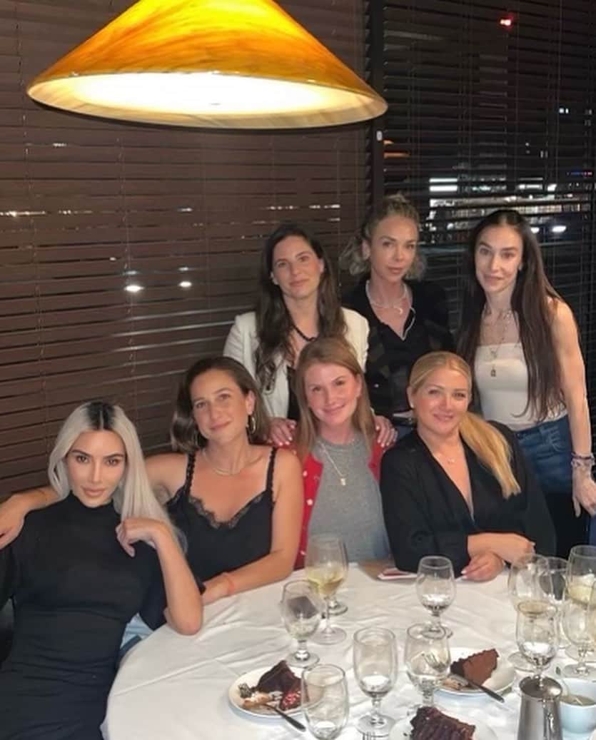 キム・カーダシアンさんのインスタグラム写真 - (キム・カーダシアンInstagram)「Lifers Appreciation Post Life is better when you have your lifers! Allison, Simone, Zoe, Lindsay, Sarah, Ashley 💋♾️」5月25日 0時03分 - kimkardashian