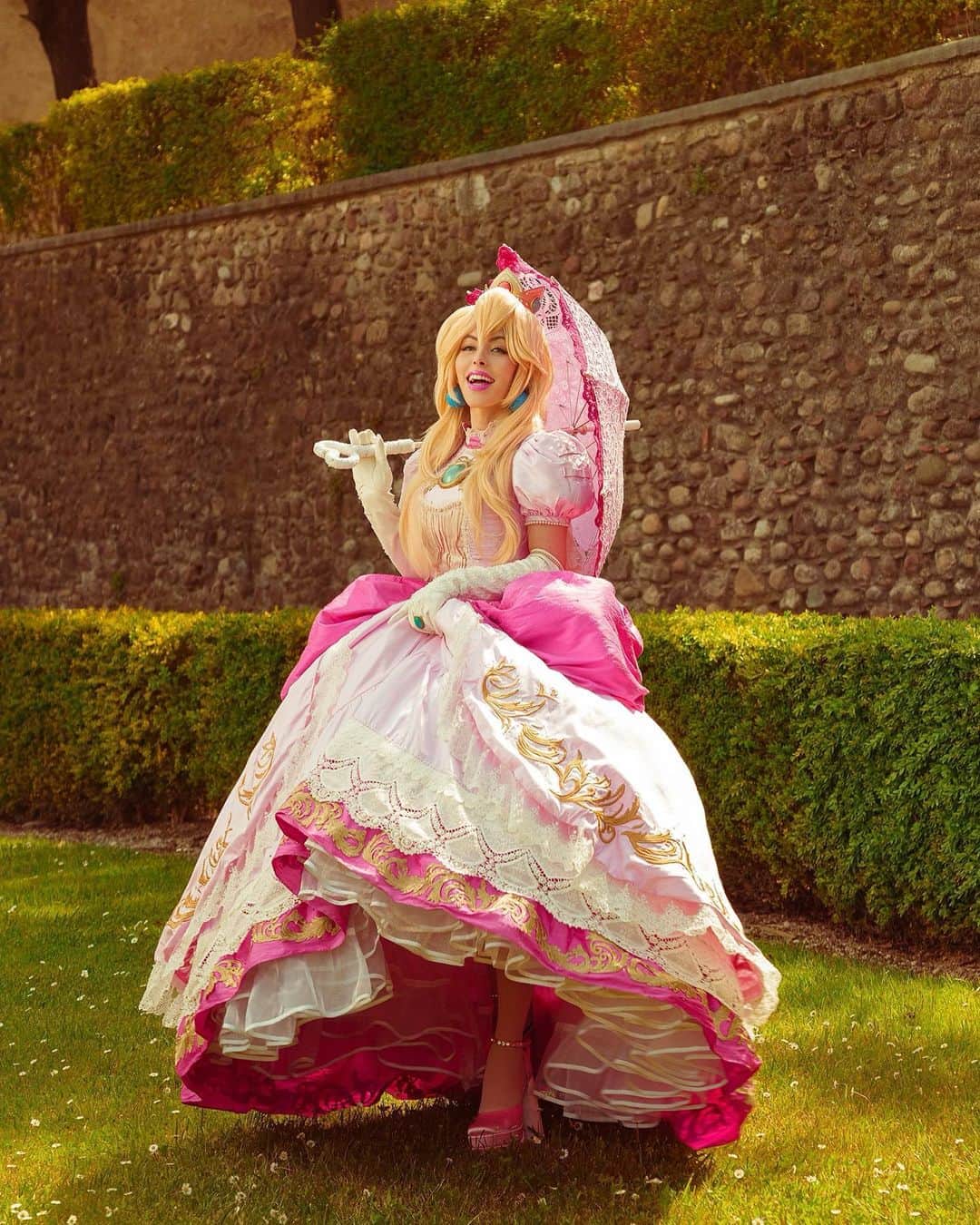 Nadya Antonさんのインスタグラム写真 - (Nadya AntonInstagram)「On Wednesdays We Wear Pink 💅🏻 #princesspeach #peaches #ilvolta #nintendo」5月25日 0時12分 - nadyasonika
