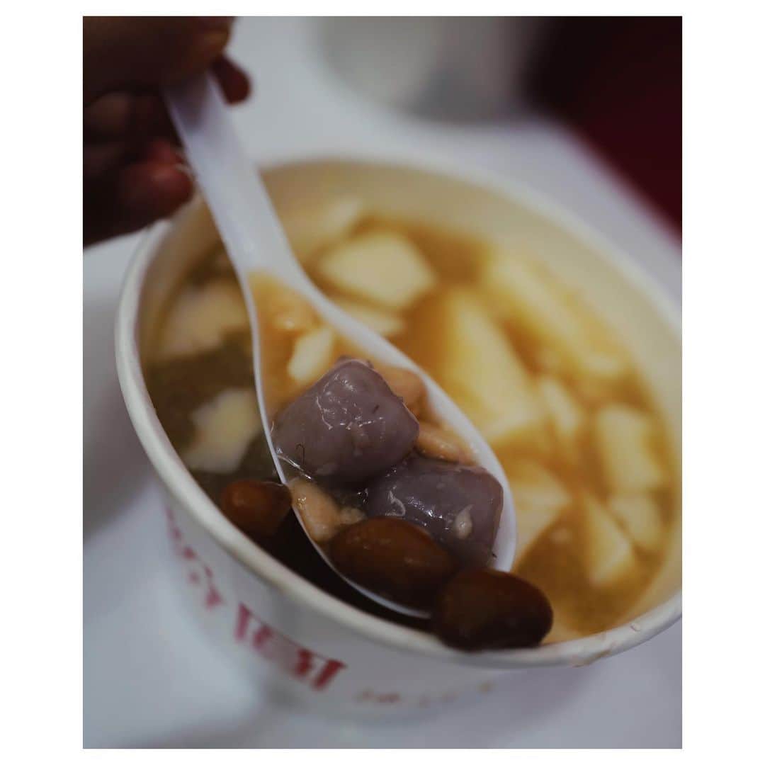 JUNNAのインスタグラム：「🇹🇼🚶  台湾旅、歩き疲れたら豆花(dòuhuā)を  豆花は豆乳に石膏粉を加えて凝固させた中国発祥のスイーツ。シロップはきび砂糖でほんのり甘く豆腐より柔らかなもの。そこにフルーツ、さつまいも、ピーナッツ、タピオカ、あずきなど好きなものをトッピング  このお店はトッピングが3つ選べて60元 本当は6品くらいトッピングしたいけど🙄 ホットとアイスが選べて、私はホットで食べる方が好き  #台湾たび🇹🇼  ハッシュタグで振り返って見たら2014年にも同じお店 "東區粉圓"をUPしていた🫨  #only#台湾#台湾グルメ#豆花#粉圓#東區粉圓#junna✈️」