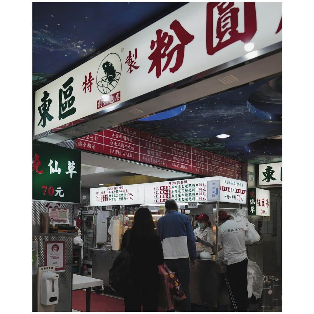JUNNAさんのインスタグラム写真 - (JUNNAInstagram)「🇹🇼🚶  台湾旅、歩き疲れたら豆花(dòuhuā)を  豆花は豆乳に石膏粉を加えて凝固させた中国発祥のスイーツ。シロップはきび砂糖でほんのり甘く豆腐より柔らかなもの。そこにフルーツ、さつまいも、ピーナッツ、タピオカ、あずきなど好きなものをトッピング  このお店はトッピングが3つ選べて60元 本当は6品くらいトッピングしたいけど🙄 ホットとアイスが選べて、私はホットで食べる方が好き  #台湾たび🇹🇼  ハッシュタグで振り返って見たら2014年にも同じお店 "東區粉圓"をUPしていた🫨  #only#台湾#台湾グルメ#豆花#粉圓#東區粉圓#junna✈️」5月25日 0時13分 - junna