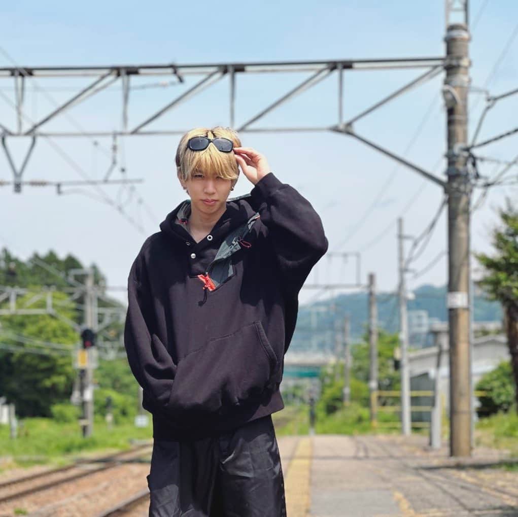 はじめしゃちょーのインスタグラム：「エモ駅🚉」
