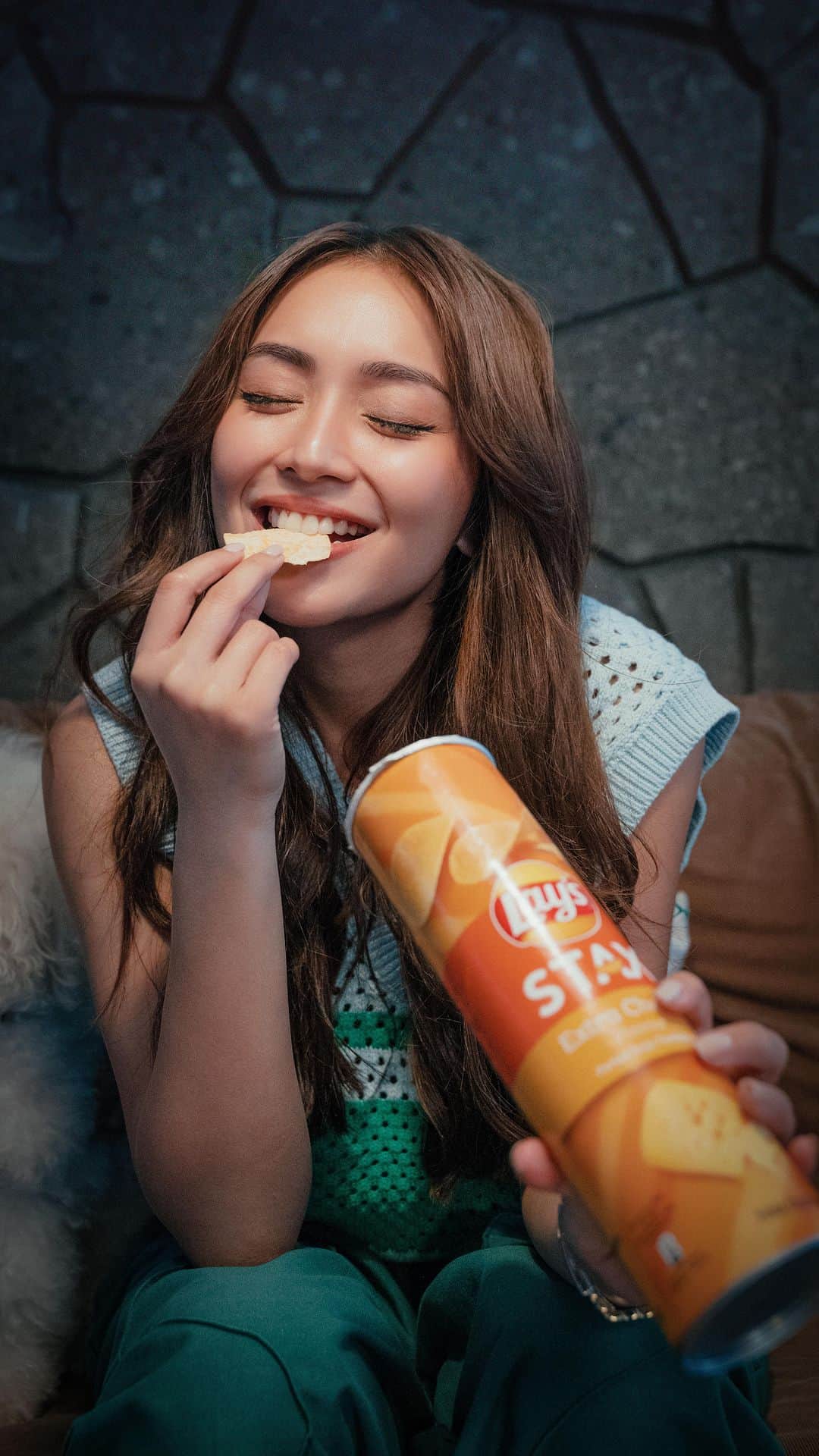 Kathryn Bernardoのインスタグラム：「POV: I’m that friend who can’t focus on the movie when there’s crunchy, snacktastic, yummazing, and #DeliciouslyDistracting @laysphilippines! 🤪🤭   #LaysStax」