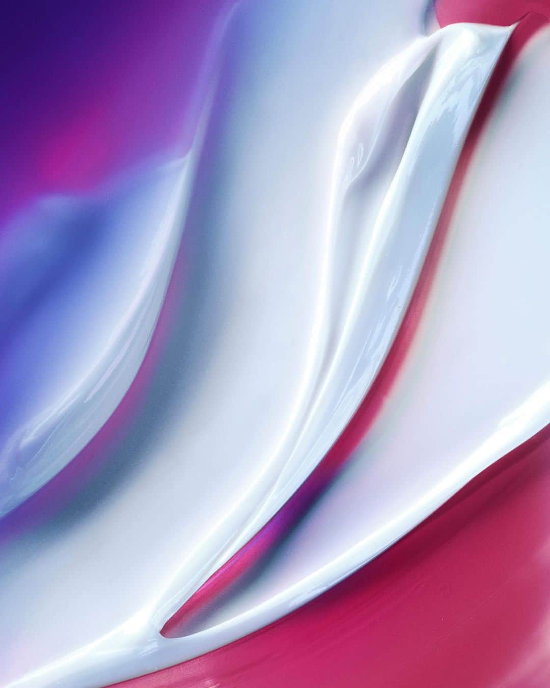 ドゥラメールのインスタグラム：「What’s that healing hydration I spy?   Infused with visible youth-renewing Miracle Broth™, this swipe of all-over softness instantly comforts dry skin. Apply as desired to create an immersive cocoon of moisture.  Shop The Body Crème at the link in our bio. #LaMer #LaMerSkincare #LaMerBodyCream」
