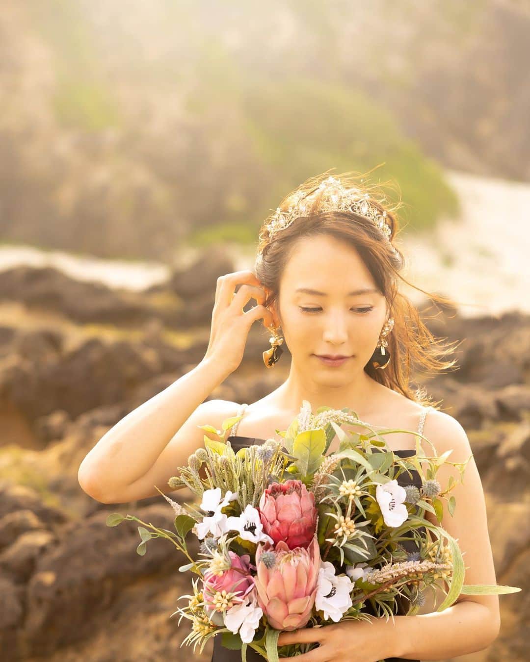 浜田由梨さんのインスタグラム写真 - (浜田由梨Instagram)「ちょっと前に行った撮影で使ったピアス、だいすきな　@_____allycher でオーダーメイド作成してもらった🤍🌷 わたしのアバウトな感覚的な説明で、存在感抜群のど真ん中なピアス作ってくれた😿🤍🤍 とっておきの日に1つだけのピアスおすすめ...🤍  #ピアス #ピアス女子 #オーダーメイドジュエリー #ドレスコーデ #ウェディングフォト #作品撮り #instaphoto #奄美大島 #撮影モデル #撮影 #ポートレート #ヘアアレンジ」5月25日 0時26分 - yuri_taroo