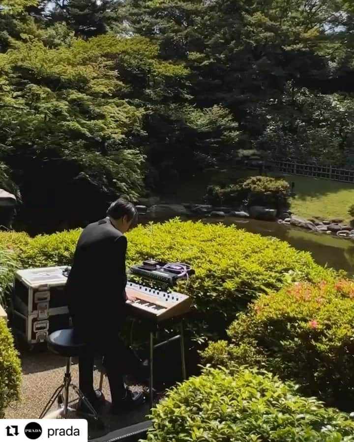 渋谷慶一郎のインスタグラム：「プラダモードの初日にやったライブ。会場の東京都庭園美術館の日本庭園全域にマルチチャンネルのサウンドインスタレーションを設置して、その中でProphet5で30分の即興演奏。24個のスピーカーから出てくる音は全て自分の音の断片だけど、100％ランダムで自然同様に予測はつかない。演奏は別の時間軸をレイヤーしたりランダムネスに寄り添ったりしていたらあっという間に30分経っていた。まわりの話し声とも反応したりして新鮮な体験だった。そして予想通りアナログシンセの音は庭園という半自然環境と相性が良い。  Live performance on the first day of Pradamode. The sound coming out of the 24 speakers was all fragments of my own sound, but it was 100% random and as unpredictable as nature itself. The performance was layered with different time signatures and leaning into the randomness, and in no time at all, 30 minutes had passed. It was a fresh experience, reacting to the sounds of conversations around me. And as expected, the analog synthesizer sound is compatible with the semi-natural environment of the garden.」