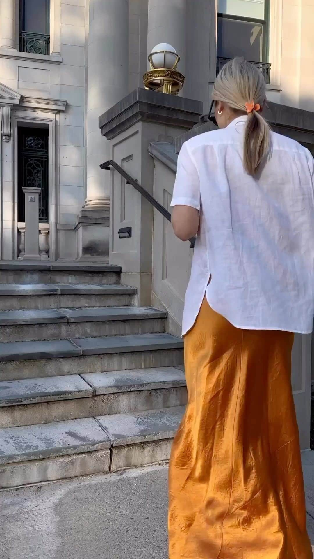 ヴィンスのインスタグラム：「How to style orange from @heleneheath  Look no.1: Wear this to go gallery hopping Look no.2: Wear this to Saturday brunch Look no.3: Wear this to date night」