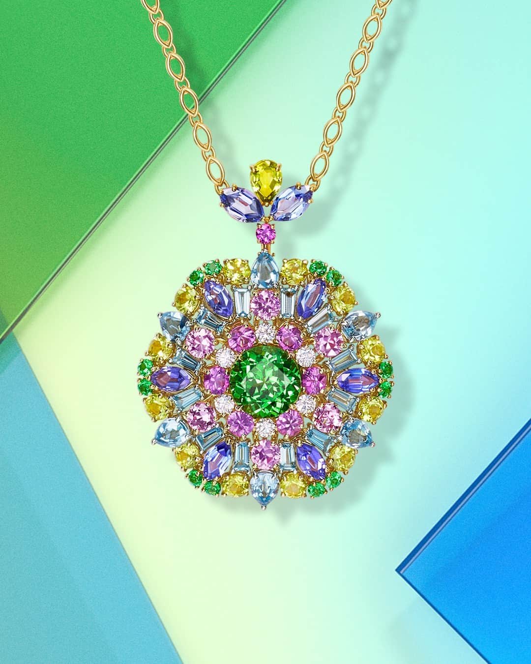 ハリー・ウィンストンのインスタグラム：「A striking tsavorite center stone surrounded by a medley of vivid precious gemstones exudes the beauty perceived through a kaleidoscope’s lens. Add a splash of color to your summer style with the Winston Kaleidoscope Collection—link in bio. #HarryWinston #WinstonKaleidoscope」