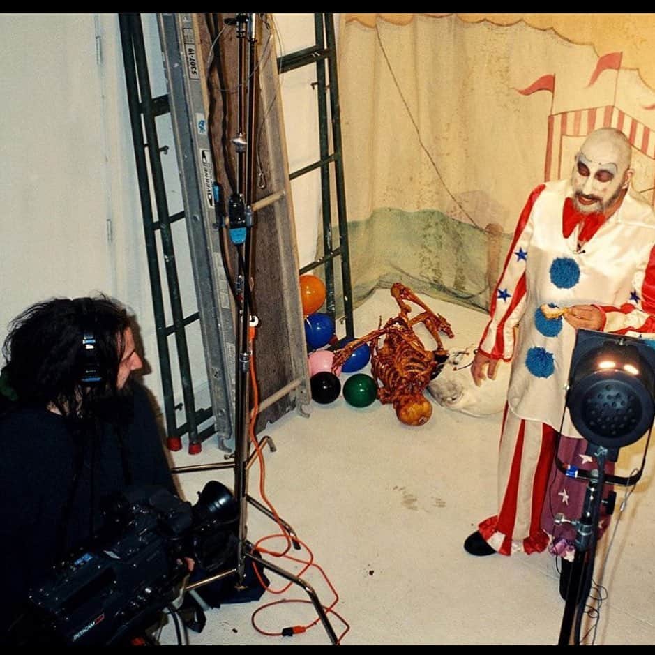 ロブ・ゾンビのインスタグラム：「Another groovy pic I have never seen before courtesy of @doctor_wolfenstein . ☠️ This is the opening of the film. This was filmed after getting the boot from Universal Studios. #robzombie #sidhaig #houseof1000corpses」