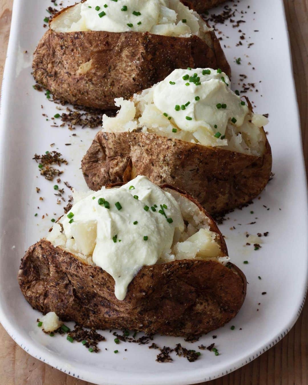 アイナ・ガーテンのインスタグラム：「There are so many ways to bake a potato but my favorite has to be my Crusty Baked Potatoes with Whipped Feta. The skin comes out crusty with rosemary, lemon, and salt and the creamy feta on top is out of this world! They're beyond easy to make and perfect with a grilled steak. Recipe link in profile.  📸: @quentinbaconphoto」