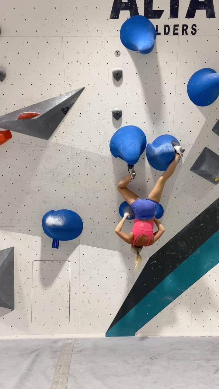 シエラ・ブレア・コイルのインスタグラム：「It seems like life has been all about toe hooks lately 💅🏼 @altaboulders  Holds: @elevation_climbing」