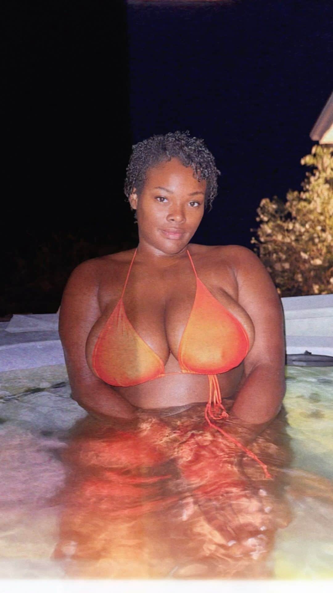 ブリール・アニーヤ・カニングハムのインスタグラム：「Cutting hair off & not wearing clothes all summer. 🥳❤️」