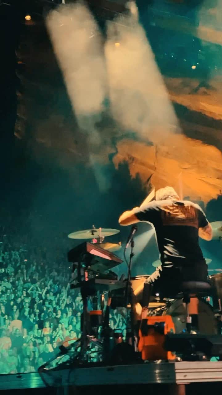 All Time Lowのインスタグラム：「@redrocksco featuring @riandawson ass - thank you for a night we’ll never forget 🙏🏼 🎥: @_lupe」