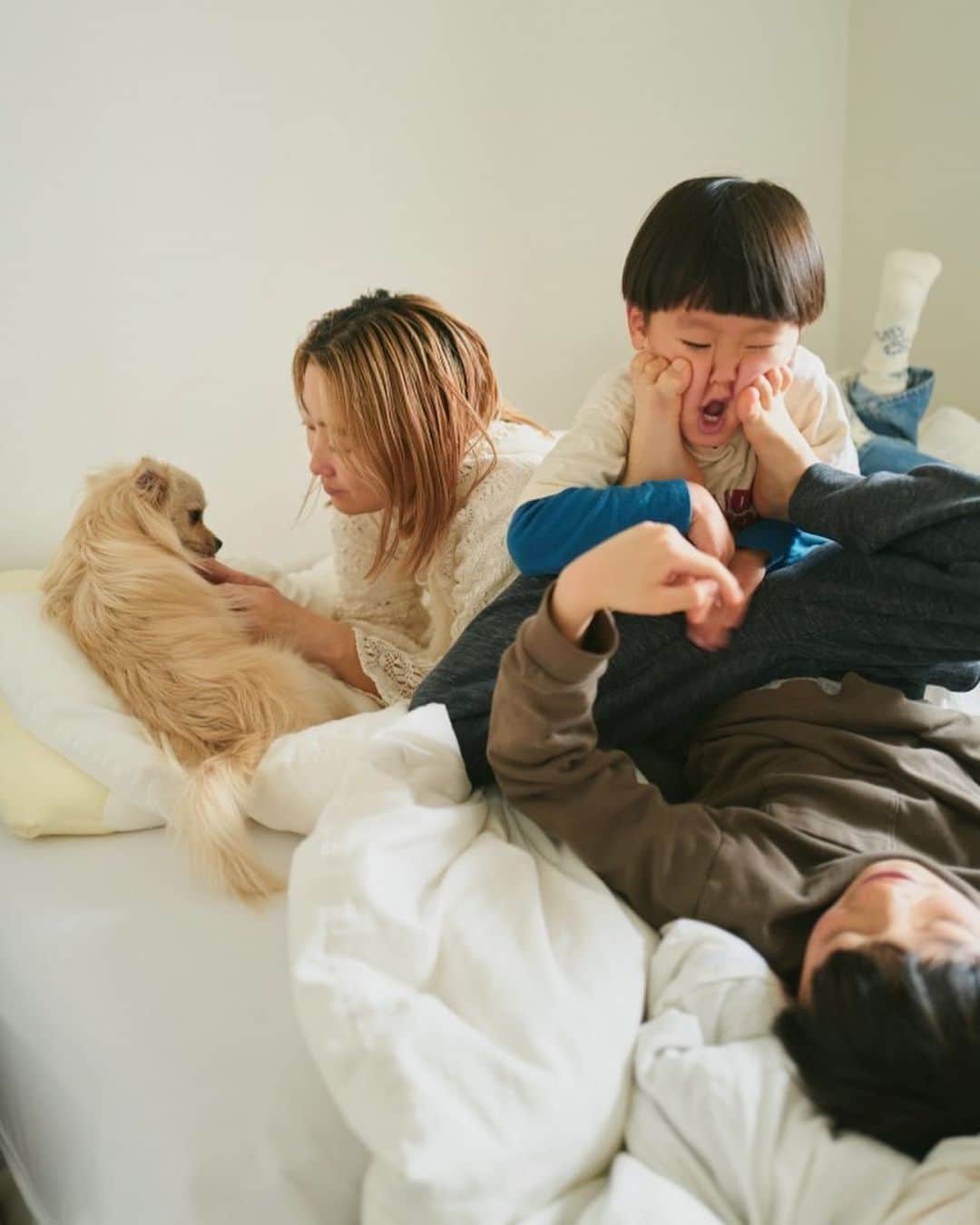 花盛友里のインスタグラム：「少し前に元アシスタントの英里ちゃんが私たちの写真取りに来てくれた時の🤍1枚目のてんやわんや感が私たちらしくてお気に入り。  英里ちゃんとナタネちゃんの立ち上げたわんこのためのフリーペーパー @cuddle_magazine の撮影なのだー！エルと一緒に撮ってもらうのってほんと嬉しい😭  今週はエルが夜中いきなり嘔吐し始めて、いつものちょっと吐くとかじゃなくて、すっっっごく具合悪そうで、心配すぎて救急病院に行って朝までそこで過ごすようなことがあったから（無事でした😭）改めて命を育てるって本当に大変なことってさらに強く思ったのー。わんこを迎えたいなぁって方にはぜひともぜひとも！読んでほしいマガジンです。  撮影後はキッズもエルも英里ちゃん大好きだからみんながまとわりついてました😂  お金になるとかならないとか関係なく、自分がやりたいって思うことを、伝えたいと思うことを情熱を持って形にし続けるって本当に本当に大切なこと。  英里ちゃんなたねちゃんローンチおめでっとうー！応援してます🤍」