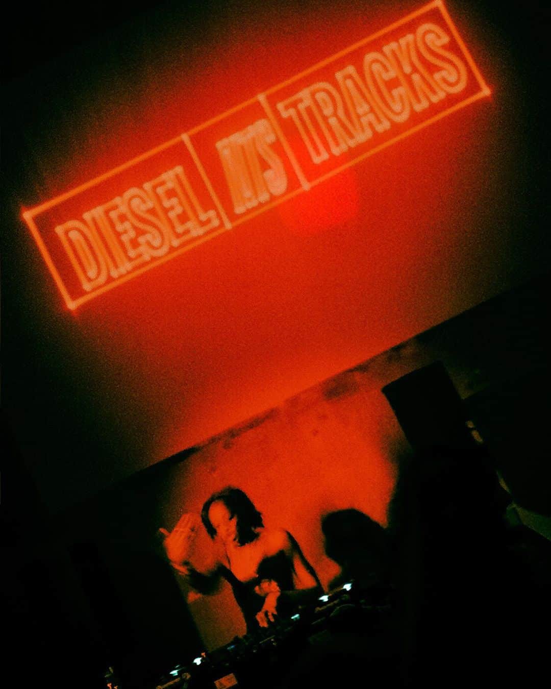 ディーゼルのインスタグラム：「Rome rave.   On May 19th, @nts_radio x Diesel TRACKS hosted its second 12 hour rave in Rome. The live manifestation of @nts_radio and Diesel’s collaboration celebrating club culture, underground music and freedom of expression was free of charge and included performances by local and international acts like @lorenzo_senni, @evissimax, @pandorasjukebox, @qursarina and @johnglacier.    See more about #NTSxDieselTRACKS at the link in bio.   #ForSuccessfulLiving」