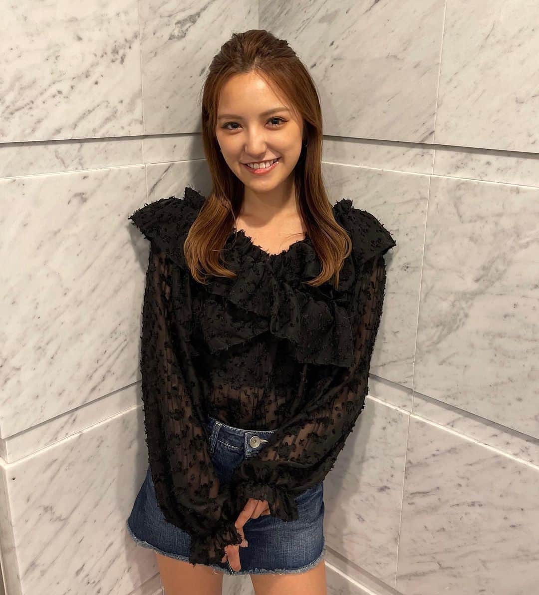 北川美麗のインスタグラム：「いつもと違う雰囲気のヘアとメイク🌚✨」