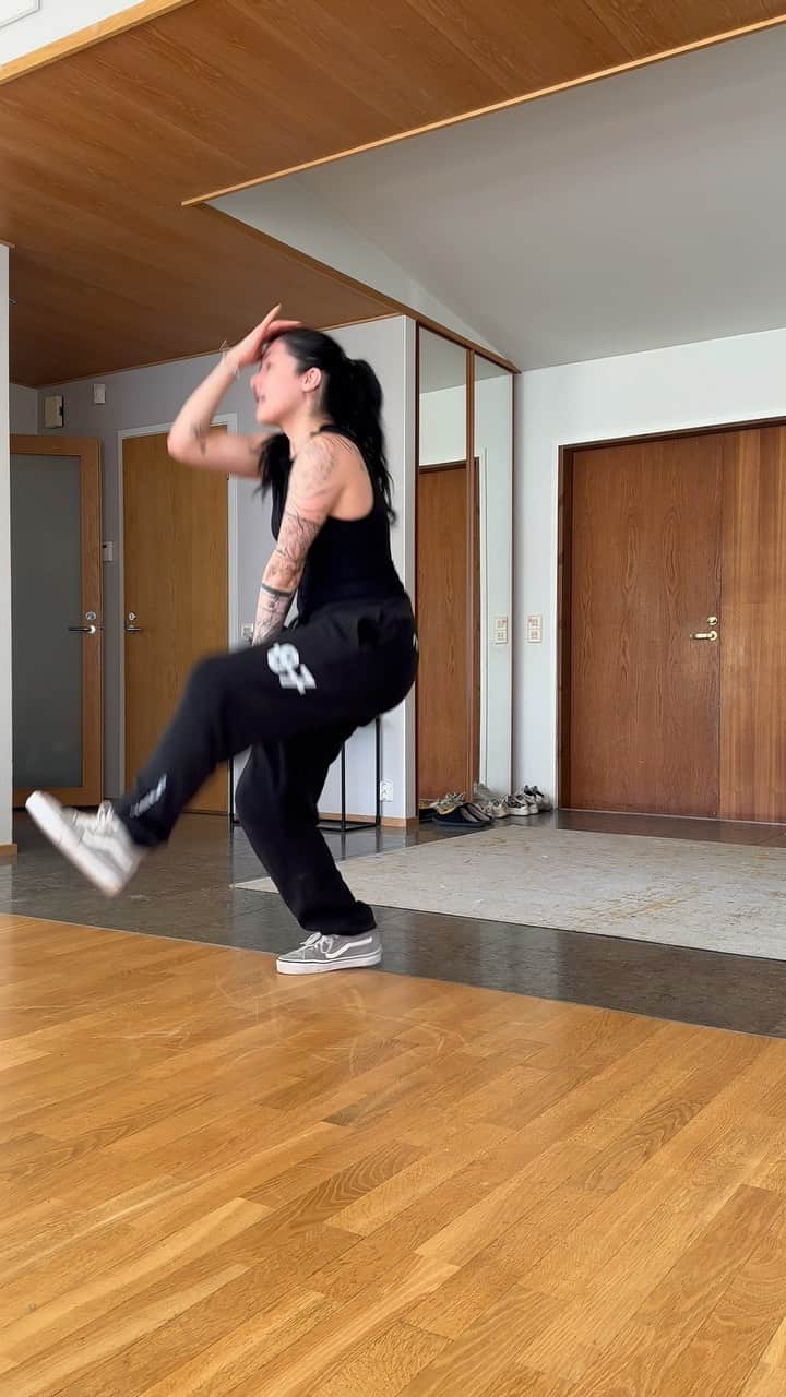 チャチー・ゴンザレスのインスタグラム：「Trying this trend again except this time I don’t have a giant baby belly 😅 dc: @nianaguerrero 🇵🇭」