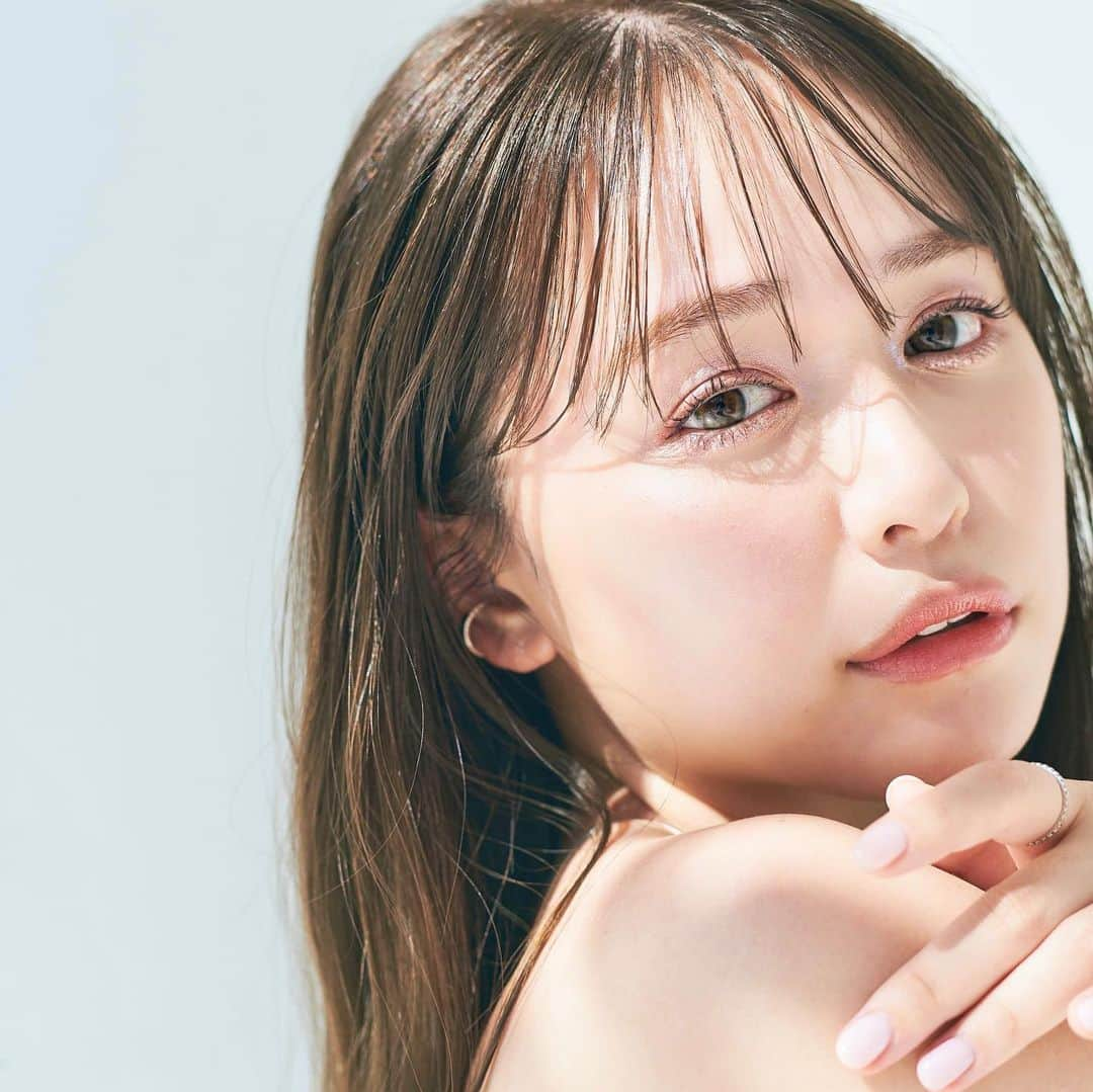 菅本裕子のインスタグラム：「最強あざとカラコンことChu's meから、 新感覚の水光レンズが発売されます！❤️ ⁡ しかも今日20:30〜発売スタート！ 告知遅くなってすみません・・・😭 ⁡ レンズの中に、光をデザインして入れています。そしてChu's me史上1番小さな着色直径で、さりげなく、あざとく、きらめきを。 ⁡ グロスブラウン、ティアーオリーブの２色ですが、どちらもさりげない発色。分かりやすいように、公式の写真と、最後の方にスマホで撮った写真も載せています！ ⁡ 本当にうるうる、ちゅるちゅるなんです😭 ⁡ 本日お昼の12時〜Chu's me公式から情報解禁となります！ ⁡ そして20時から私のアカウントでインスタライブします！付け比べ配信などしながら、20:30〜発売開始にします！ ⁡ 二箱以上買ってくださったら、めちゃ可愛いヘアクリップのプレゼントなどもあります！ 神企画・・・ ⁡ ぜひ今夜のインスタライブをご覧ください！👌 ⁡ #chusme #チューズミー #ゆうこす #カラコン #水光レンズ」