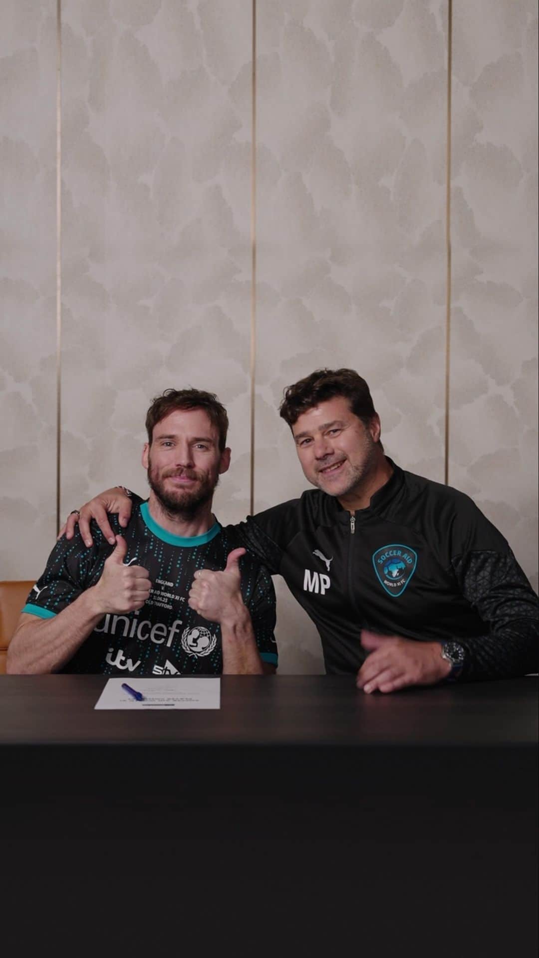 サム・クラフリンのインスタグラム：「Back in the game 🙌   @Pochettino x @MrSamClaflin is a thing ✍️   Come to #SoccerAid » Link in Bio ⤴️」