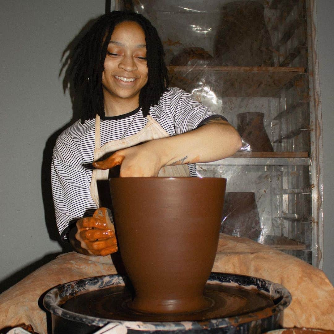 シービーズさんのインスタグラム写真 - (シービーズInstagram)「“I love showing people what pottery can do for them since it has done so much for me. There is nothing like the joy I see on my students’ faces when they realize they’ve untapped a passion. A dream that I am manifesting is opening up a space where POC artists can coexist and have a workspace to create. I’m leaning towards artists from different mediums; that—way, we can offer various art classes to the youth in the surrounding communities. Until that day comes, I’m going to keep grinding and growing! The best is yet to come.” - Danielle Williams, a ceramist located in McKinney, TX  Danielle wears our Bodega Clogs in Dune  📷 @reneadomii  #daydreamer #texas #ceramist #followyourdream #entrepreneur」5月25日 0時58分 - seavees