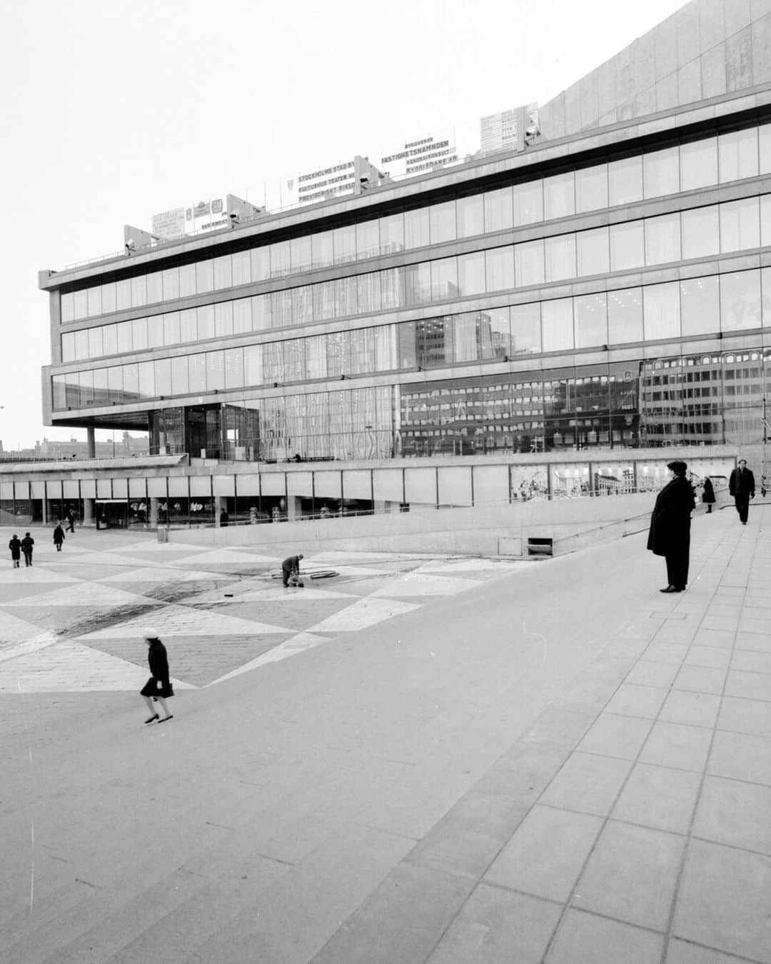 のインスタグラム：「The Kulturhuset in Stockholm by Peter Celsing, 1971 - photographer unknown. #TigerofSweden」