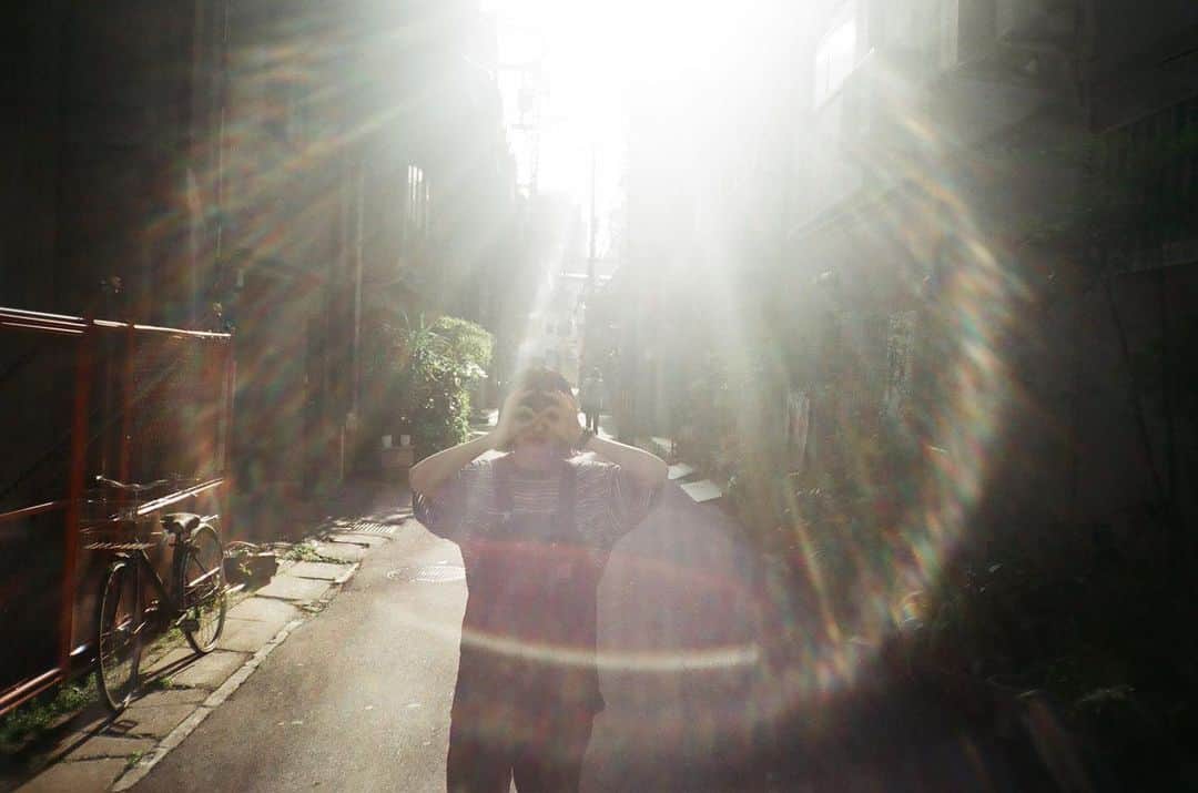 Yuma Takatsukiのインスタグラム：「. . . film . . . . . . 今の季節くらいの暑さがちょうどよい。 昼間は少し暑くても夜涼しいとかべすとよね。  来週は雨ばっかりっぽくてどうにかならんかな。 まだ暑くなるのはもう少し後でお願いします。  それでは今日もお疲れさまでした。 . Japan . #フィルムカメラで残す日常  . ―――――――――――――――――――――――――― 関西を中心にフリーランスで活動しています。 Web広告、個人撮影、家族撮影、PR撮影など、 6月以降の撮影依頼募集中です。 ⁡ ⁡Yuma Takatsukiオリジナルプリセットも販売中です。 ⁡プロフィールのポートフォリオサイトからご覧下さい。  またフォトサークルITTOKOという活動をしています。 ⁡ハイライトに色んなイベントをまとめています。 ――――――――――――――――――――――――――」