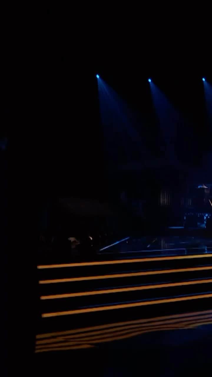 アレックス・ニューウェルのインスタグラム：「One this about me is imma sing!!! Thanks to @nbcthevoice for having me to promote @shuckedmusical!!! Everyone was soo kind!!! Baby i didn’t wear  my in-ear and I highly recommend not doing that!! The crowd is soo loving and supportive!! If you catch it I didn’t sing “I’m In-“ because I couldnt hear the beginning!! Hahaha but this was truly soo much fun!!」