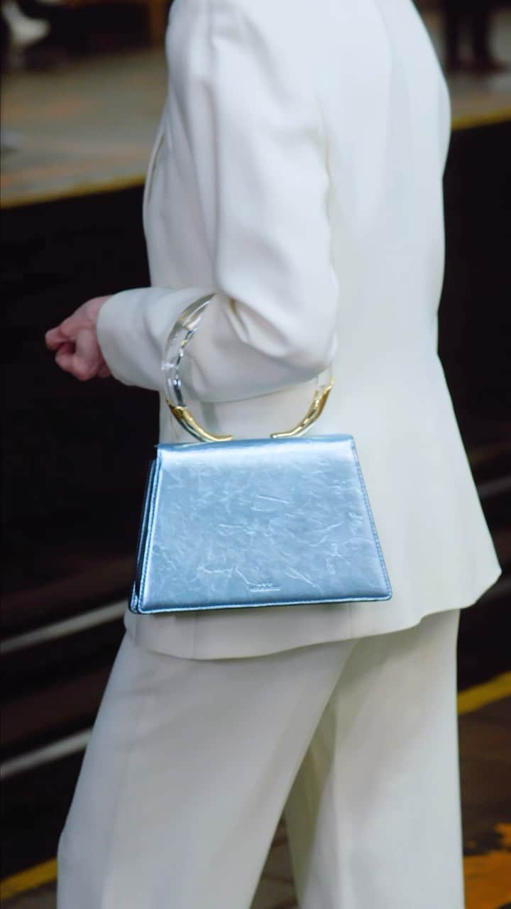 アレクシスビッターのインスタグラム：「This is how a NYC woman rides the train … plus working the Icy Blue Quad Handbag.」
