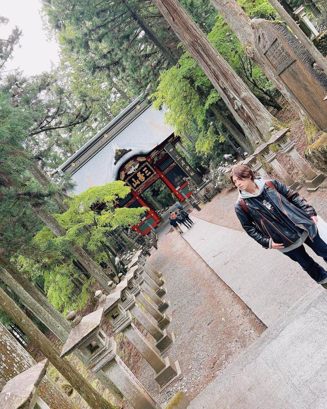 引地敬澄さんのインスタグラム写真 - (引地敬澄Instagram)「神恩感謝の旅🐺⛩🐺 -2023.04.30-  絶賛遅くなってしまいましたが、引地家では代々幼少期よりお世話になりまくっております #三峯神社 様へ初詣に行って参りました🍀！！  はい。初詣です。誰が何と言おうと、、、  初詣で御座います。はい。  今回はかれこれ10年くらいの付き合いになるマイメンのたく @takupon0626 と行って参りました☺️！  毎年1月内には絶対行くのですが、今年は何故か色々と色々な事が重なりまくってしまい、、、やっと参拝に行かせて頂けました😭！！歓喜！  幼少期より毎年欠かさず来てるからこそ、やはり三峯神社様へしっかりと1年の感謝と今年の祈願をお祈りさせて頂かないと、新年が始まりませんな😂💦w  と言う事で改めて、、、  新年明けましておめでとう御座います！！  （笑）  でも、本当に毎度心が浄化され沢山のパワーを頂ける絶対不可欠な大切な行事で御座います。  今まで色んな仲間連れて来たけど、余りの遠さに(往復で6時間くらいかかかるw)みんなお腹いっぱいになっちゃうんだけど、今回初参戦のたくは、過去一の反応で喜んでくれて、三峯神社様大好きな僕はとても嬉しかったですよと☺️🍀！  毎年増え続ける三峯ウルフ🐺グッズの新作を当たり前にコンプリートしつつ、沢山満喫出来た素敵な旅でした😼🔥！！  そして！！  そんなマイメンたくと僕から、 日付回って本日5/25、、、  【重でぇ発表】  が、御座います！！ 22時〜23時(保険w)には発表出来ると思うので、どうぞ宜しくお願い致しますですインスタ仲間の皆さん！！  今週末5/27(土)には二人でPOPUPイベントも開催するので、そちらも絶賛宜しくどーぞでっす！！ (※詳細は最後の画像をCHECK💫)  という事で、改めて、、、  2023年も絶賛楽しんで参りましょうー🐕⛩🍀！！！  #三峯神社 様 #三峰神社 様 #初詣 #2023 #大吉 #三峰山　#秩父　#狼　#お犬様 🐺 #KinCrossWorld #HAPEACE #ANDPEACE2022 #SOURIRE  #引地髪服　 #ぱおーに #酒 #神恩感謝 #心願成就」5月25日 1時24分 - takazumi0402