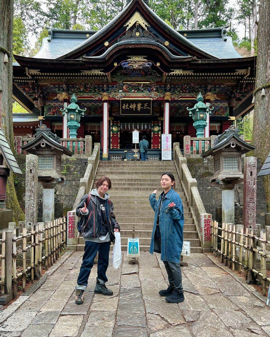 引地敬澄さんのインスタグラム写真 - (引地敬澄Instagram)「神恩感謝の旅🐺⛩🐺 -2023.04.30-  絶賛遅くなってしまいましたが、引地家では代々幼少期よりお世話になりまくっております #三峯神社 様へ初詣に行って参りました🍀！！  はい。初詣です。誰が何と言おうと、、、  初詣で御座います。はい。  今回はかれこれ10年くらいの付き合いになるマイメンのたく @takupon0626 と行って参りました☺️！  毎年1月内には絶対行くのですが、今年は何故か色々と色々な事が重なりまくってしまい、、、やっと参拝に行かせて頂けました😭！！歓喜！  幼少期より毎年欠かさず来てるからこそ、やはり三峯神社様へしっかりと1年の感謝と今年の祈願をお祈りさせて頂かないと、新年が始まりませんな😂💦w  と言う事で改めて、、、  新年明けましておめでとう御座います！！  （笑）  でも、本当に毎度心が浄化され沢山のパワーを頂ける絶対不可欠な大切な行事で御座います。  今まで色んな仲間連れて来たけど、余りの遠さに(往復で6時間くらいかかかるw)みんなお腹いっぱいになっちゃうんだけど、今回初参戦のたくは、過去一の反応で喜んでくれて、三峯神社様大好きな僕はとても嬉しかったですよと☺️🍀！  毎年増え続ける三峯ウルフ🐺グッズの新作を当たり前にコンプリートしつつ、沢山満喫出来た素敵な旅でした😼🔥！！  そして！！  そんなマイメンたくと僕から、 日付回って本日5/25、、、  【重でぇ発表】  が、御座います！！ 22時〜23時(保険w)には発表出来ると思うので、どうぞ宜しくお願い致しますですインスタ仲間の皆さん！！  今週末5/27(土)には二人でPOPUPイベントも開催するので、そちらも絶賛宜しくどーぞでっす！！ (※詳細は最後の画像をCHECK💫)  という事で、改めて、、、  2023年も絶賛楽しんで参りましょうー🐕⛩🍀！！！  #三峯神社 様 #三峰神社 様 #初詣 #2023 #大吉 #三峰山　#秩父　#狼　#お犬様 🐺 #KinCrossWorld #HAPEACE #ANDPEACE2022 #SOURIRE  #引地髪服　 #ぱおーに #酒 #神恩感謝 #心願成就」5月25日 1時24分 - takazumi0402