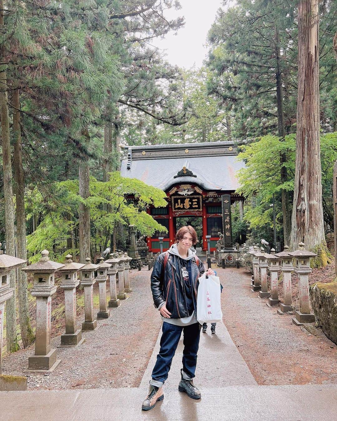 引地敬澄さんのインスタグラム写真 - (引地敬澄Instagram)「神恩感謝の旅🐺⛩🐺 -2023.04.30-  絶賛遅くなってしまいましたが、引地家では代々幼少期よりお世話になりまくっております #三峯神社 様へ初詣に行って参りました🍀！！  はい。初詣です。誰が何と言おうと、、、  初詣で御座います。はい。  今回はかれこれ10年くらいの付き合いになるマイメンのたく @takupon0626 と行って参りました☺️！  毎年1月内には絶対行くのですが、今年は何故か色々と色々な事が重なりまくってしまい、、、やっと参拝に行かせて頂けました😭！！歓喜！  幼少期より毎年欠かさず来てるからこそ、やはり三峯神社様へしっかりと1年の感謝と今年の祈願をお祈りさせて頂かないと、新年が始まりませんな😂💦w  と言う事で改めて、、、  新年明けましておめでとう御座います！！  （笑）  でも、本当に毎度心が浄化され沢山のパワーを頂ける絶対不可欠な大切な行事で御座います。  今まで色んな仲間連れて来たけど、余りの遠さに(往復で6時間くらいかかかるw)みんなお腹いっぱいになっちゃうんだけど、今回初参戦のたくは、過去一の反応で喜んでくれて、三峯神社様大好きな僕はとても嬉しかったですよと☺️🍀！  毎年増え続ける三峯ウルフ🐺グッズの新作を当たり前にコンプリートしつつ、沢山満喫出来た素敵な旅でした😼🔥！！  そして！！  そんなマイメンたくと僕から、 日付回って本日5/25、、、  【重でぇ発表】  が、御座います！！ 22時〜23時(保険w)には発表出来ると思うので、どうぞ宜しくお願い致しますですインスタ仲間の皆さん！！  今週末5/27(土)には二人でPOPUPイベントも開催するので、そちらも絶賛宜しくどーぞでっす！！ (※詳細は最後の画像をCHECK💫)  という事で、改めて、、、  2023年も絶賛楽しんで参りましょうー🐕⛩🍀！！！  #三峯神社 様 #三峰神社 様 #初詣 #2023 #大吉 #三峰山　#秩父　#狼　#お犬様 🐺 #KinCrossWorld #HAPEACE #ANDPEACE2022 #SOURIRE  #引地髪服　 #ぱおーに #酒 #神恩感謝 #心願成就」5月25日 1時24分 - takazumi0402