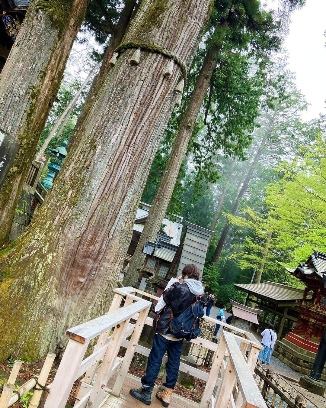 引地敬澄さんのインスタグラム写真 - (引地敬澄Instagram)「神恩感謝の旅🐺⛩🐺 -2023.04.30-  絶賛遅くなってしまいましたが、引地家では代々幼少期よりお世話になりまくっております #三峯神社 様へ初詣に行って参りました🍀！！  はい。初詣です。誰が何と言おうと、、、  初詣で御座います。はい。  今回はかれこれ10年くらいの付き合いになるマイメンのたく @takupon0626 と行って参りました☺️！  毎年1月内には絶対行くのですが、今年は何故か色々と色々な事が重なりまくってしまい、、、やっと参拝に行かせて頂けました😭！！歓喜！  幼少期より毎年欠かさず来てるからこそ、やはり三峯神社様へしっかりと1年の感謝と今年の祈願をお祈りさせて頂かないと、新年が始まりませんな😂💦w  と言う事で改めて、、、  新年明けましておめでとう御座います！！  （笑）  でも、本当に毎度心が浄化され沢山のパワーを頂ける絶対不可欠な大切な行事で御座います。  今まで色んな仲間連れて来たけど、余りの遠さに(往復で6時間くらいかかかるw)みんなお腹いっぱいになっちゃうんだけど、今回初参戦のたくは、過去一の反応で喜んでくれて、三峯神社様大好きな僕はとても嬉しかったですよと☺️🍀！  毎年増え続ける三峯ウルフ🐺グッズの新作を当たり前にコンプリートしつつ、沢山満喫出来た素敵な旅でした😼🔥！！  そして！！  そんなマイメンたくと僕から、 日付回って本日5/25、、、  【重でぇ発表】  が、御座います！！ 22時〜23時(保険w)には発表出来ると思うので、どうぞ宜しくお願い致しますですインスタ仲間の皆さん！！  今週末5/27(土)には二人でPOPUPイベントも開催するので、そちらも絶賛宜しくどーぞでっす！！ (※詳細は最後の画像をCHECK💫)  という事で、改めて、、、  2023年も絶賛楽しんで参りましょうー🐕⛩🍀！！！  #三峯神社 様 #三峰神社 様 #初詣 #2023 #大吉 #三峰山　#秩父　#狼　#お犬様 🐺 #KinCrossWorld #HAPEACE #ANDPEACE2022 #SOURIRE  #引地髪服　 #ぱおーに #酒 #神恩感謝 #心願成就」5月25日 1時24分 - takazumi0402