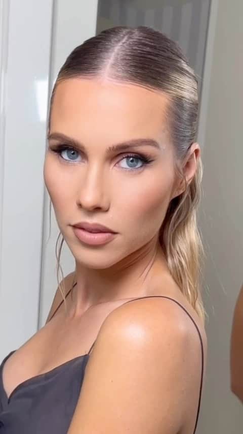 クレア・ホルトのインスタグラム：「Lots of different glam looks but I think this was my fave. Who wants a beauty breakdown from @josecorella? Hair by @leahcasohair」