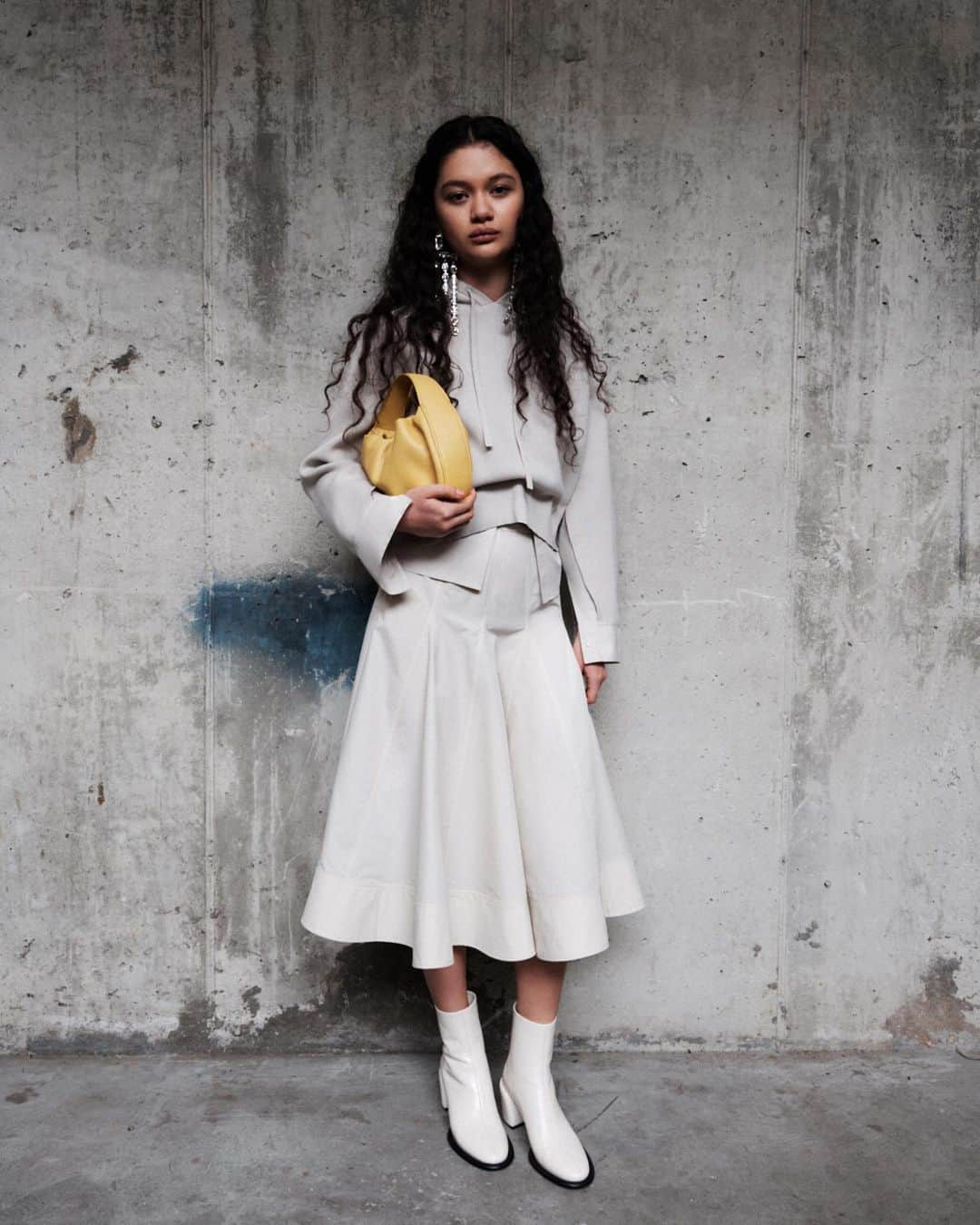 3.1フィリップリムのインスタグラム：「The wardrobe for all your clutch moments.  - The Knit Poplin Oversized Hoodie and Midi Skirt in Concrete and the Origami Mini Clutch from PRE FALL 2023 - Creative Director: @therealphilliplim  Styling: @levymelissa Photo: @jaiodell Hair: @sabrinaszinay Makeup: @alliesmithmakeup Models: @madduxcallaway  Jewelry: @_jennybird @newyorkvintageinc」