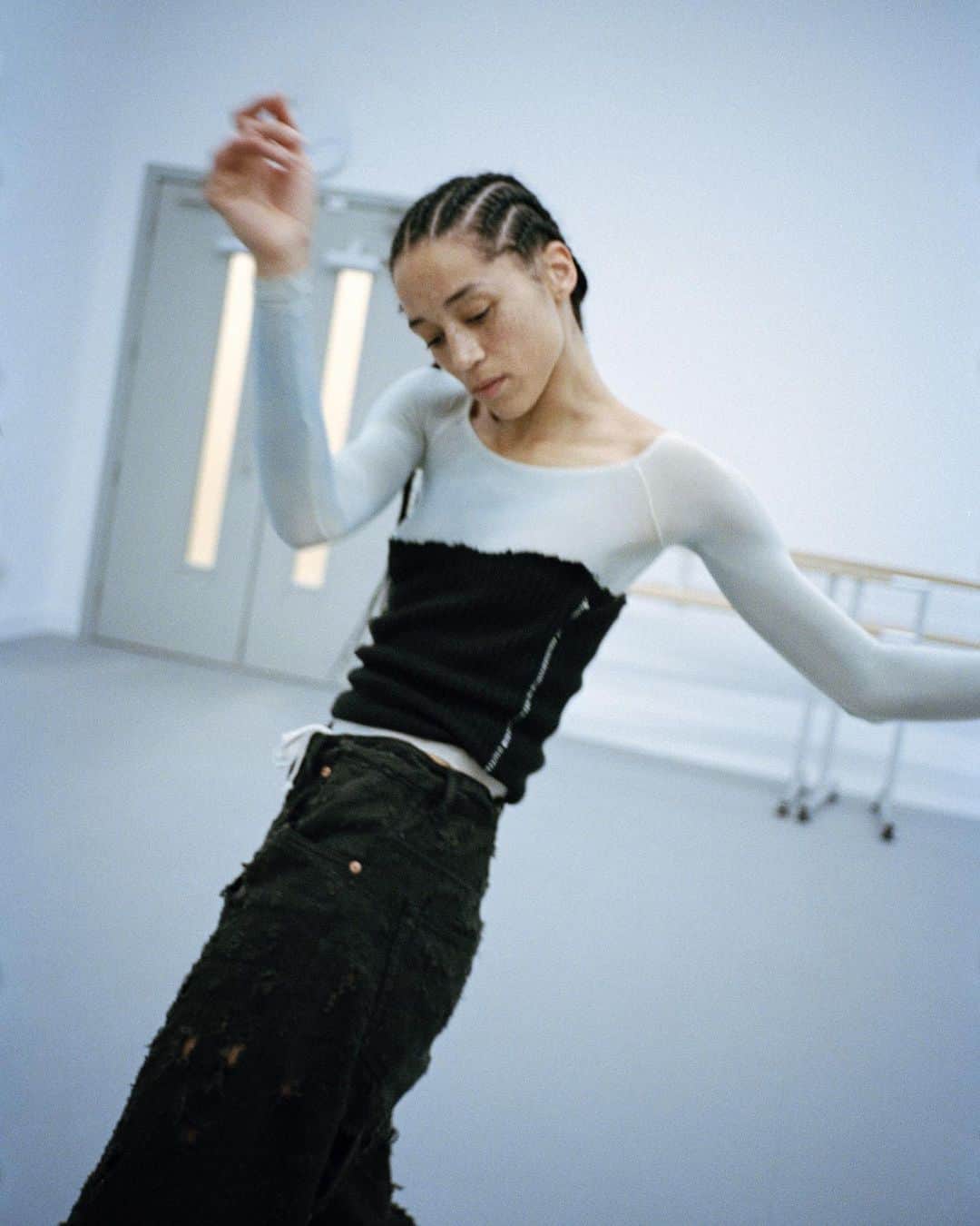 MM6 Maison Margielaのインスタグラム：「The #MM6 Maison Margiela Spring-Summer 2023 Show Collection worn by @alanna.archibald_ during rehearsal.  Photographed by @indigolewin」