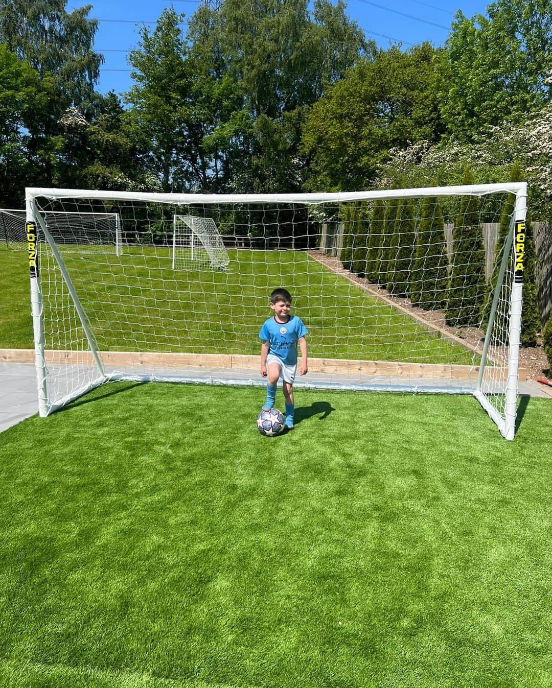 ダニエル・オハラのインスタグラム：「All set up for summer thanks to @networldsports  We changed Ronnie’s small goals to these 12x6 so he can practice in the right size for his new team ⚽️ #football #networldsports #gifted #soccer  Use my code DANIELLE20 for exclusive discount」