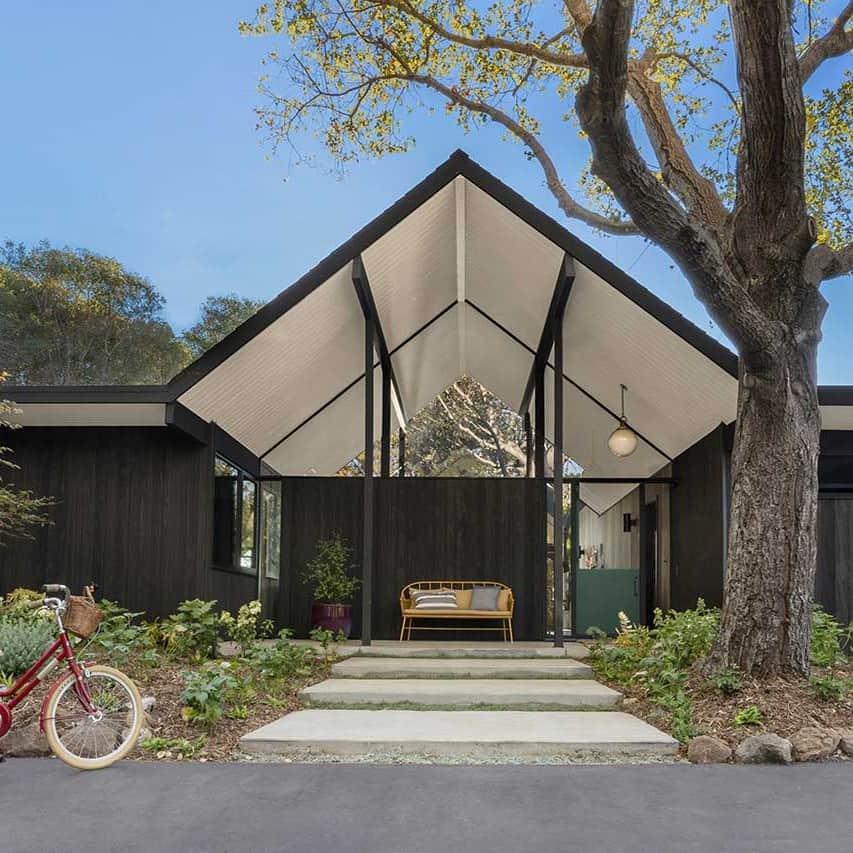 Design Milkさんのインスタグラム写真 - (Design MilkInstagram)「A home that preserves history while embracing modernity. ✨ Designed by @gustavecarlson, this renovated Eichler gem nestled in the Palo Alto hills features a striking gabled roof + inviting light-filled spaces for a design-forward family with a large art collection. Experience the perfect harmony of history, art, + sustainability in every corner of this architectural masterpiece! 🏡 \\\ Check it out at our link in bio. 🔗  Photography by @daviddlivingston, courtesy of v2com. Interior designed by @atelier_davis.   #homereno #interiordesign #homedesign #Eichlerhome #californiahome」5月25日 1時36分 - designmilk