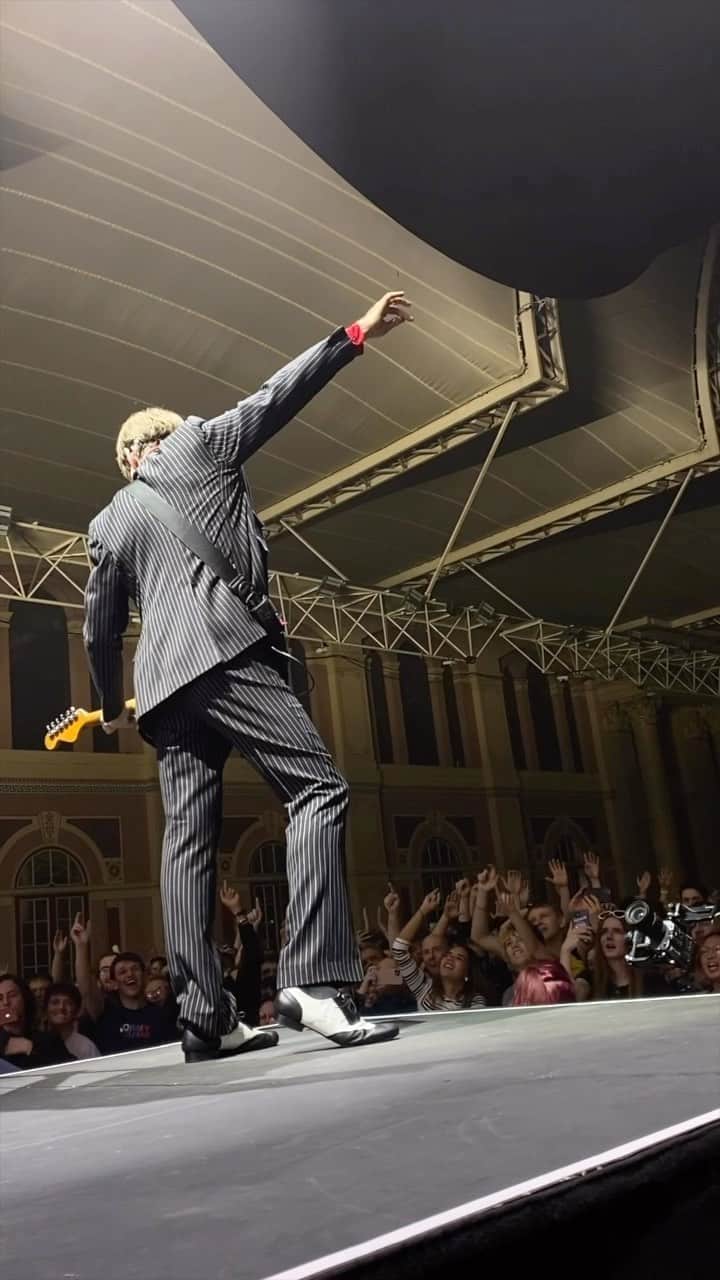 フランツ・フェルディナンドのインスタグラム：「How many times have you heard this riff live?」