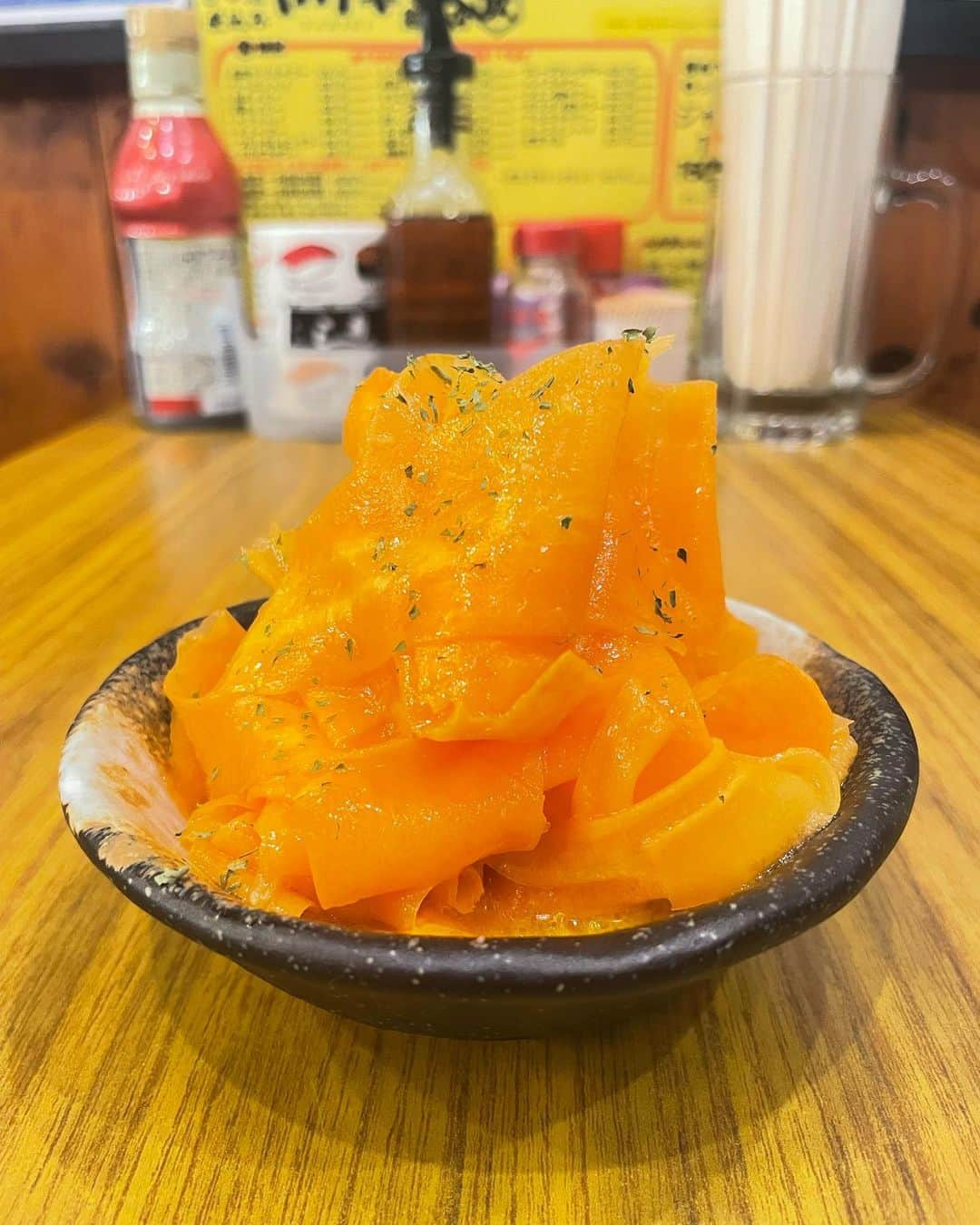 ヤリキ上野総本店のインスタグラム：「・・・・・・・・・・・  【人参サラダ🥕🥕🥕】  🚨総本店限定メニュー🚨  サイドメニューのスタッフ人気No.1 & 常連さんからも大人気です😏  程よい酸味+人参の甘味+ニンニクのパンチ力がやみつきにさせます🤤  ・・・・・・・・・・・  東京 上野•御徒町エリアに4店舗構える、もつ焼き•やきとんが名物の大衆居酒屋です🐷🍻  毎朝芝浦直送の新鮮な豚肉と金宮焼酎(キンミヤ)を豪快に楽しんでください💪  肉刺し•煮込み等の赤提灯グルメが大好きな人は必見👀  全4店舗ともアメ横から徒歩圏内👟👠  詳細はプロフィールをご確認ください🙇‍♂️  全4店舗アカウントはコチラ👇 🔴総本店 @yariki_ueno ✨当アカウント✨ 🔴支店 @yariki_uenositen 🔴殿 @yariki_ueno_shingari 🔴一揆 @yariki_ikki」