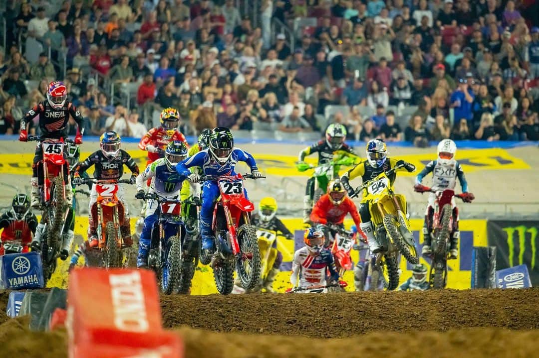 Racer X Onlineさんのインスタグラム写真 - (Racer X OnlineInstagram)「Has Monster Energy AMA Supercross finally found the perfect formula for success? 🤔🏁 After six years of 20-minute main events, tracks are rougher. Is the racing better? LINK IN STORY #Magazine」5月25日 2時10分 - racerxonline