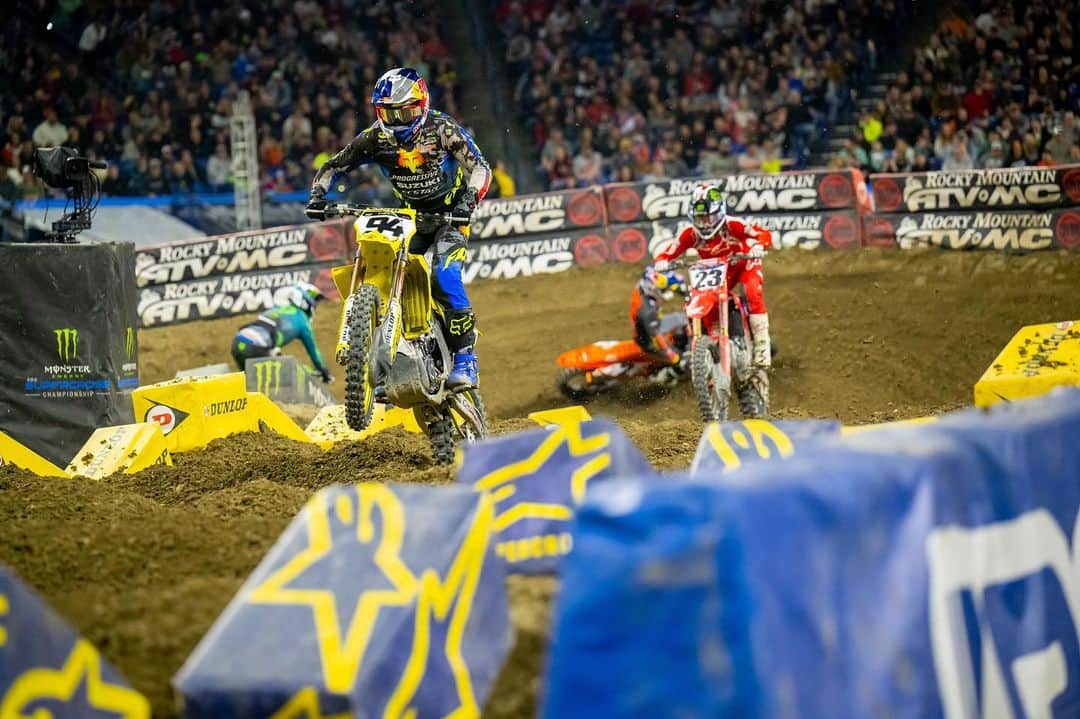 Racer X Onlineさんのインスタグラム写真 - (Racer X OnlineInstagram)「Has Monster Energy AMA Supercross finally found the perfect formula for success? 🤔🏁 After six years of 20-minute main events, tracks are rougher. Is the racing better? LINK IN STORY #Magazine」5月25日 2時10分 - racerxonline