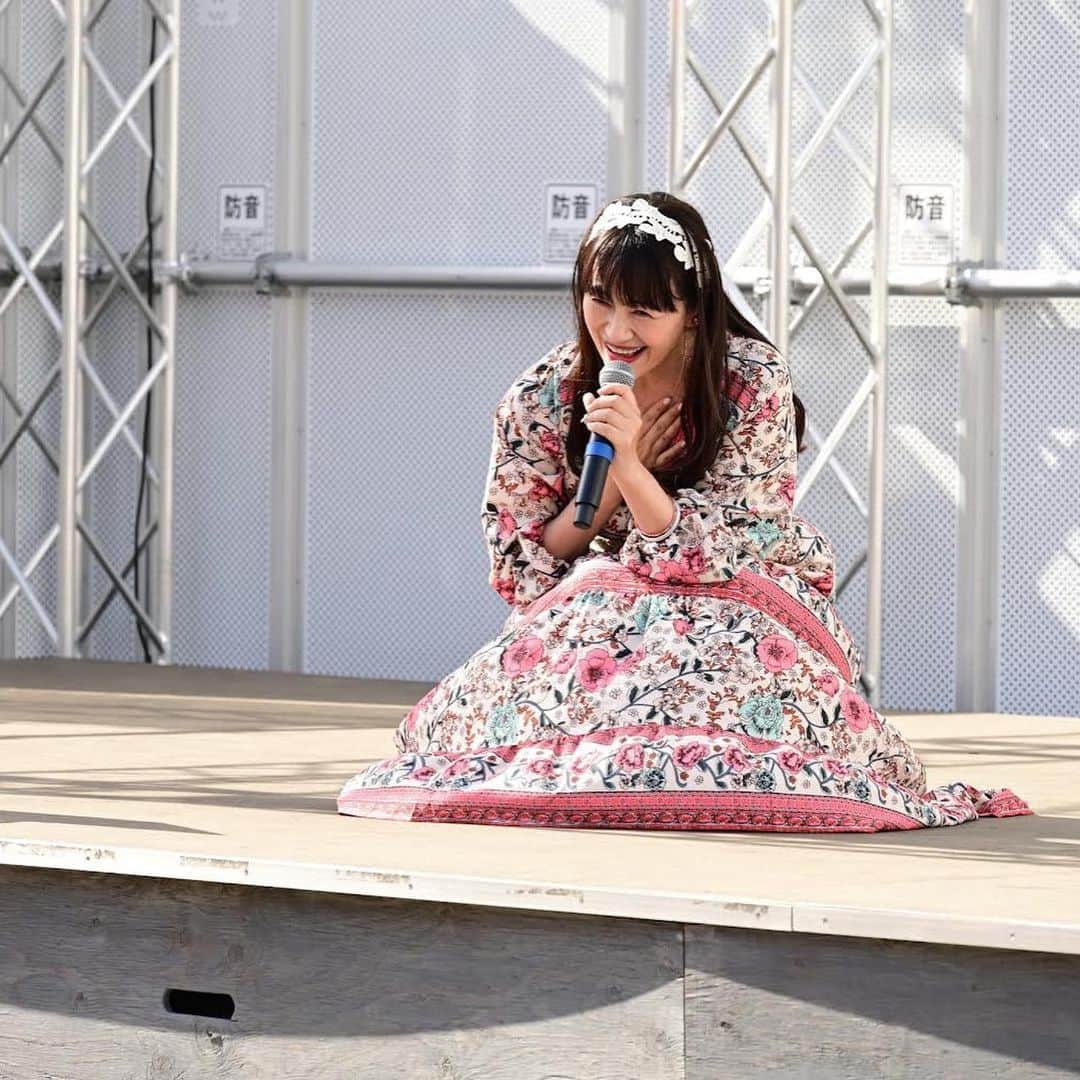 のインスタグラム：「シートにちょこんとすわってるおともだちに ごあいさつ♪  #川越アニソンヒーロー祭り #クレアパーク #live #singer #こどもの日 #🎏 #チャリティー #イベント #ライブ  ボノロンポーズにマイメロちゃんポーズ かけ声にヘイヘイ！楽しくて仕方ありません💕  三枚目は、やえどんを探せ！ 山野さと子先輩が、楽しげに写真に写っている、 やえどんを見つけてくれました❣️どーこだ🤣  photo by つっちー提督さん (人''▽｀)素敵な写真Thank you☆」