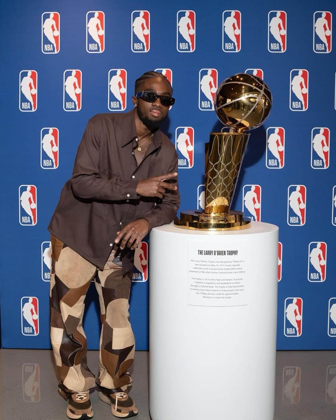 カレブ・マクラフリンのインスタグラム：「A trophy fit for a king. You’ve gotta shoot for the stars to earn this trophy #ShootingStars」
