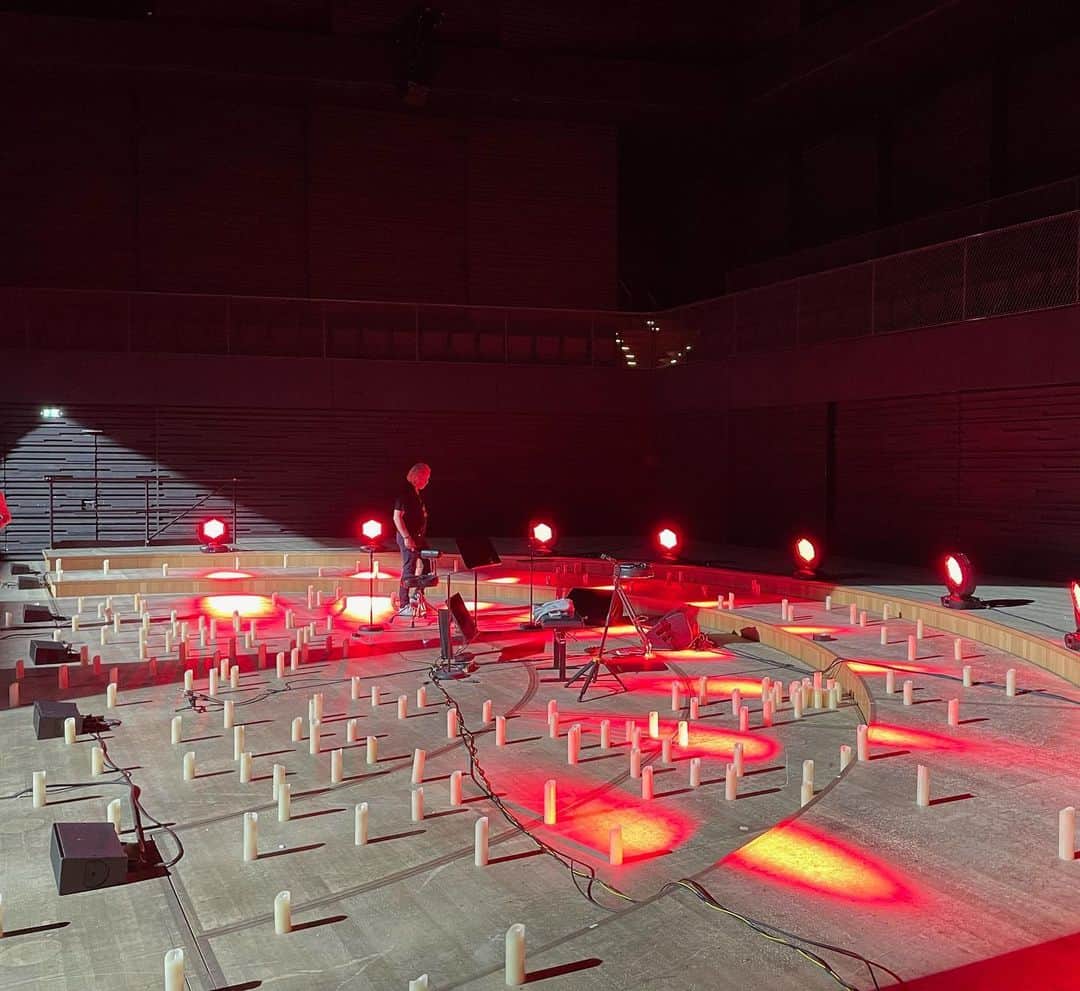 デイヴィッド・ギャレットさんのインスタグラム写真 - (デイヴィッド・ギャレットInstagram)「Almost ready 🎻  #iconic #isarphilharmonir #münchen #davidgarrett #iconic #onstage #candles #violin #violinist」5月25日 2時05分 - davidgarrettinsta