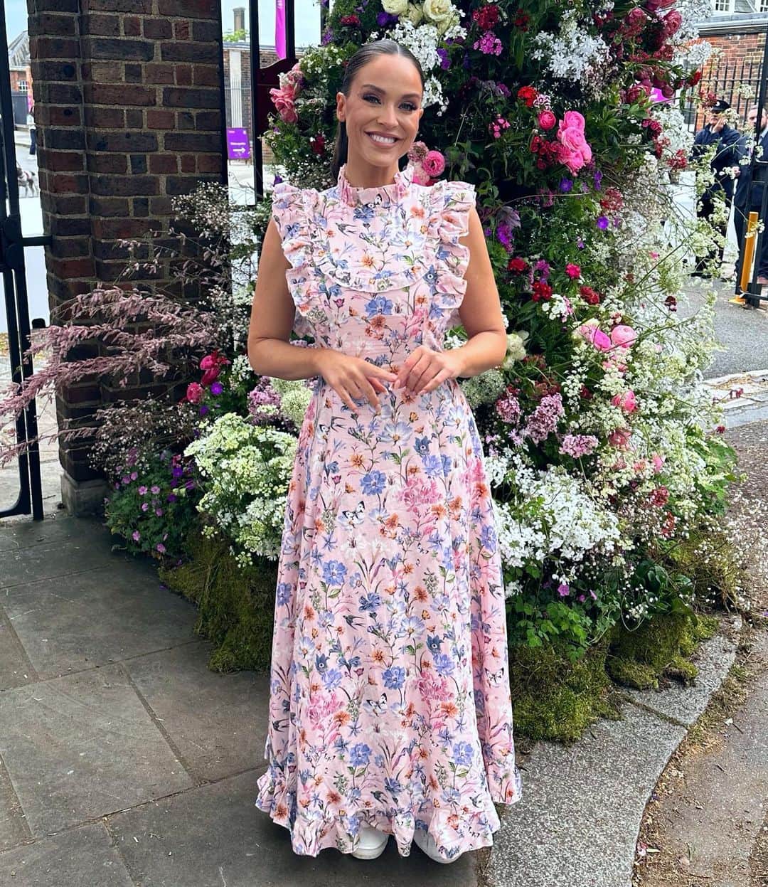 ヴィッキー・パティソンさんのインスタグラム写真 - (ヴィッキー・パティソンInstagram)「My very first Chelsea Flower Show was memorable to say the least... 🥹🌸✨🧡  Gosh, where do I even start?!! Probably with a huge Thankyou to the amazing team at @centrepointuk for allowing me to take part in this experience. Youth homelessness is a terrifying reality for almost 1 in 50 young people in England with that number set to rise this year. The work that @centrepointuk does raising much needed awareness and funds for those experiencing homelessness is invaluable. I actually slept overnight in this unbelievable garden designed by Chelsea Flower Show legend @cleve_west. He created this thought provoking and powerful garden to attempt to capture the essence of youth homelessness and the attention of the public.   The central structure of The Centrepoint Garden- is a part-demolished, ruinous house, where over time nature has taken over. The garden offers a metaphor for the challenges faced by young people when their world becomes uprooted and fragmented through homelessness. There was something tragic but also beautiful about it... Cleve you're just incredible 🥹  @cleve_west @centrepointuk and myself all all just want as many people as possible to understand the gravity of what is going on in our country and the hardships these young people face 🥺  I don't think any of us who have been fortunate enough to have never slept rough can understand the fear and isolation these young people must feel but we can do our bit to help get these young people off the streets and into homes.   There is a link on my insta story for you guys to see how you can support @centrepointuk either through volunteering, donating or taking part in their next sleep out.. 🧡  Dress is @annelouiseboutique... O had soooo many people asking about it! And it was lovely 🌸💕」5月25日 2時26分 - vickypattison