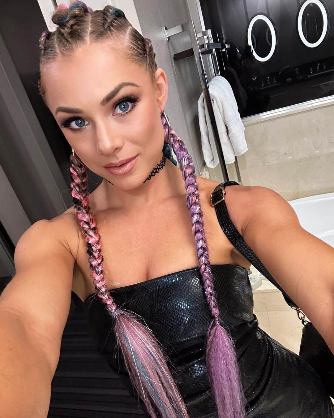 Nikki Leighさんのインスタグラム写真 - (Nikki LeighInstagram)「Thoughts on the New look 👀 which pic do you like the most🫶🏼💕🦄🦋  #braids #ravehair #ravestyle #colorfulbraids #cornrowstyles #rave #edc #edcgear #edclv #braids」5月25日 2時36分 - missnikkileigh